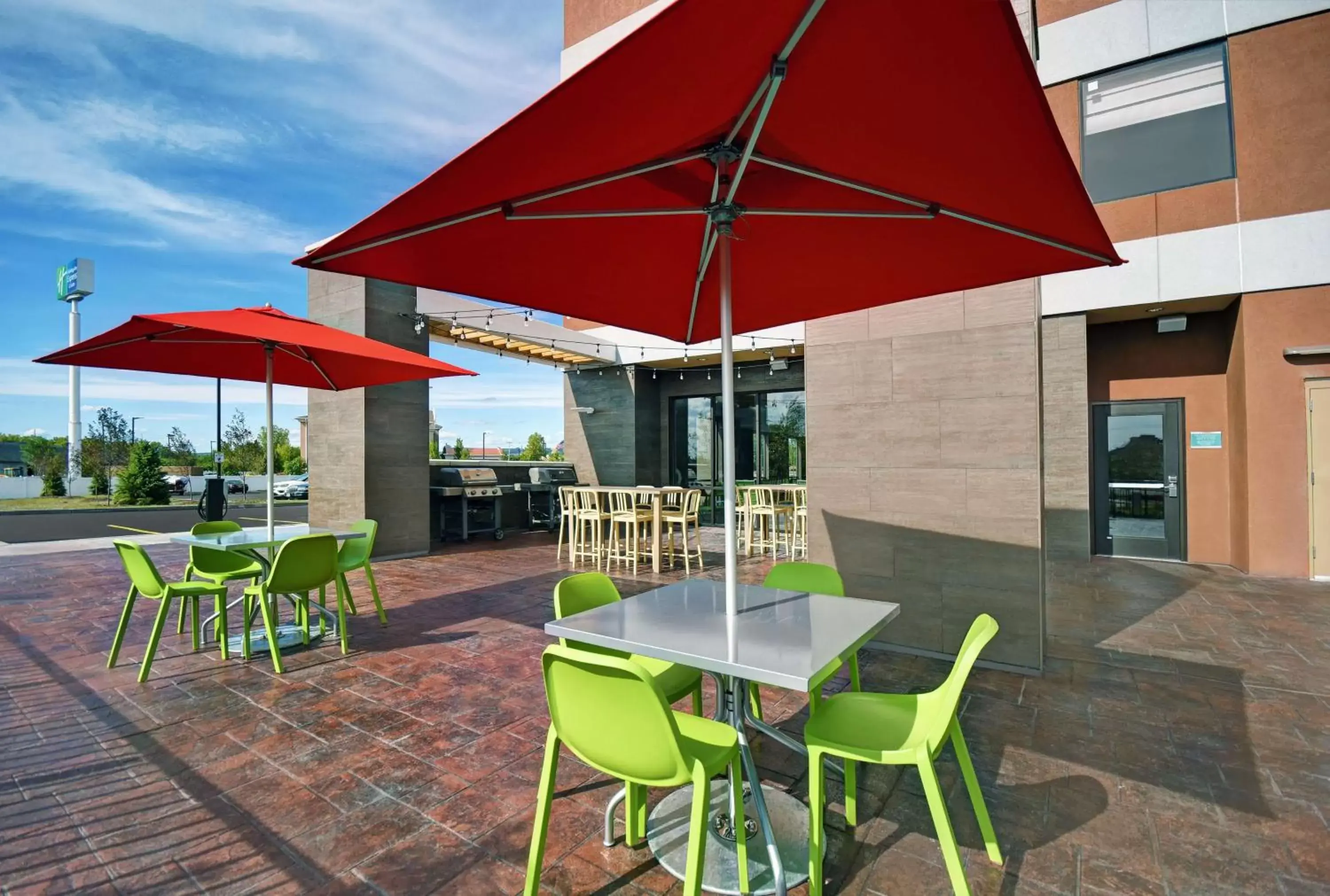 Patio, Restaurant/Places to Eat in Home2 Suites By Hilton Utica, Ny