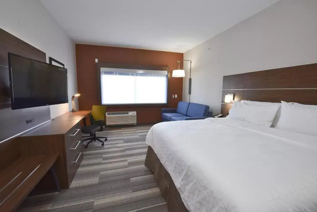 Bed in Holiday Inn Express & Suites Junction, an IHG Hotel