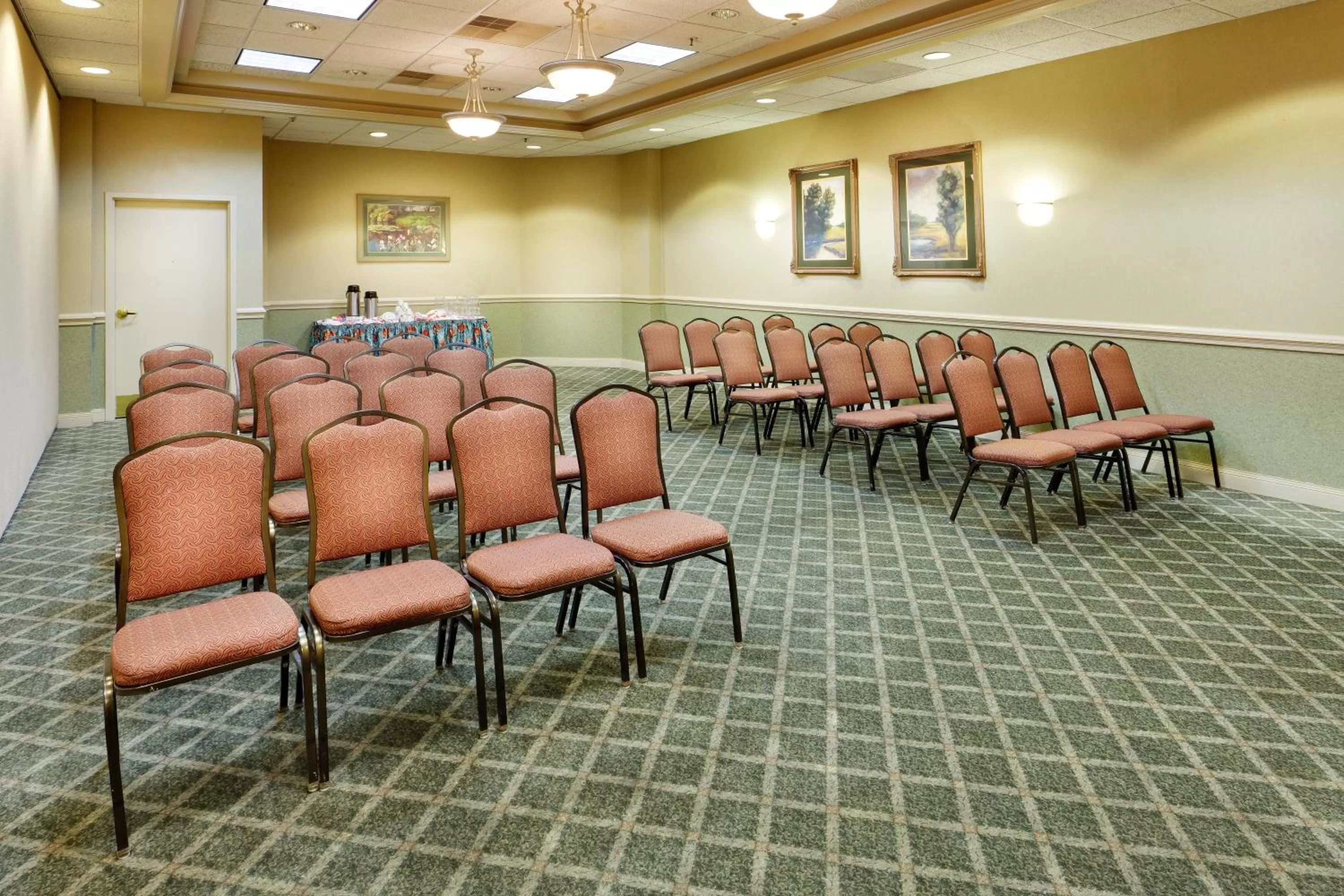 Meeting/conference room in Burrstone Inn, an Ascend Collection Hotel