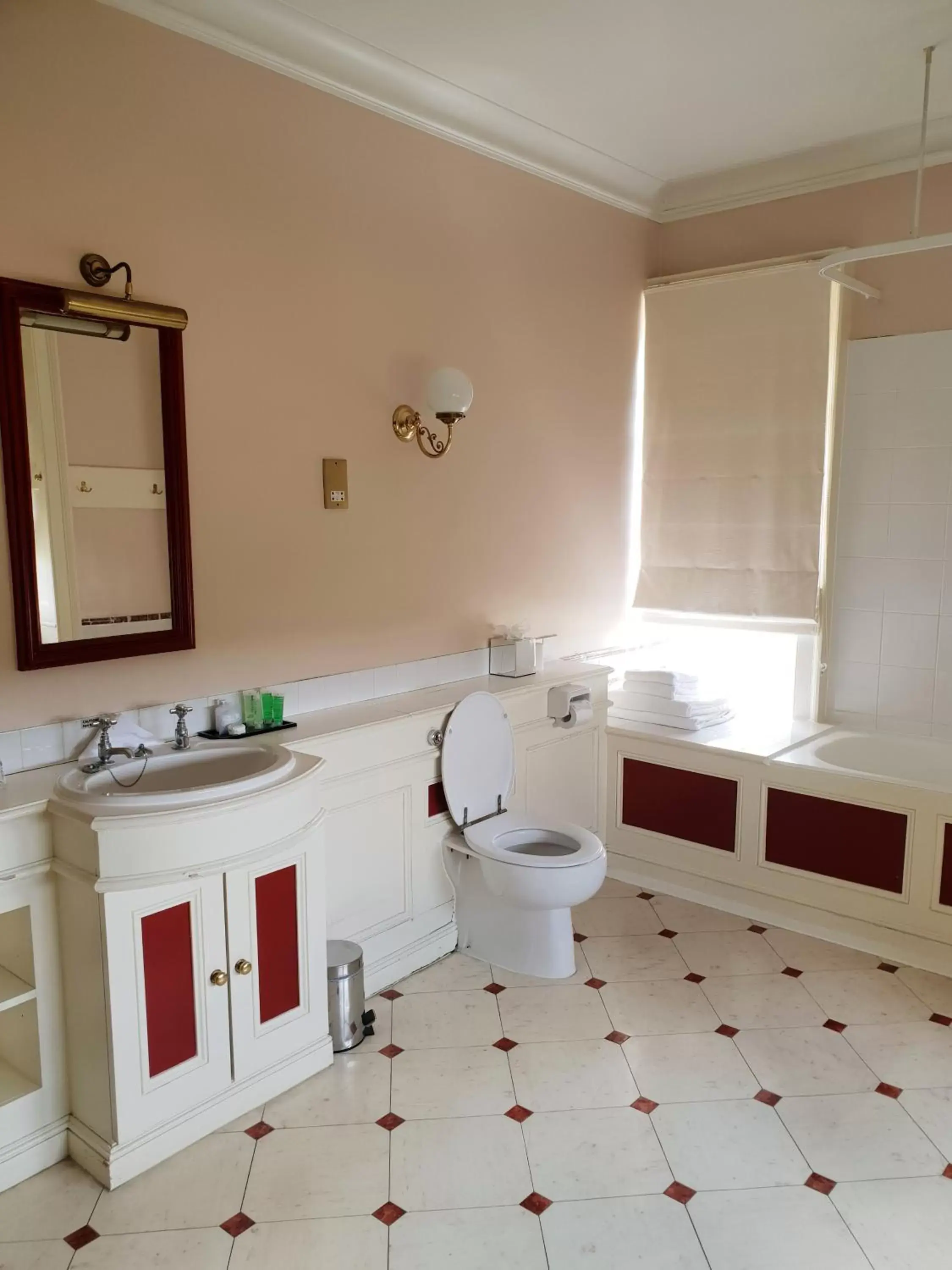 Property building, Bathroom in Donnington Grove