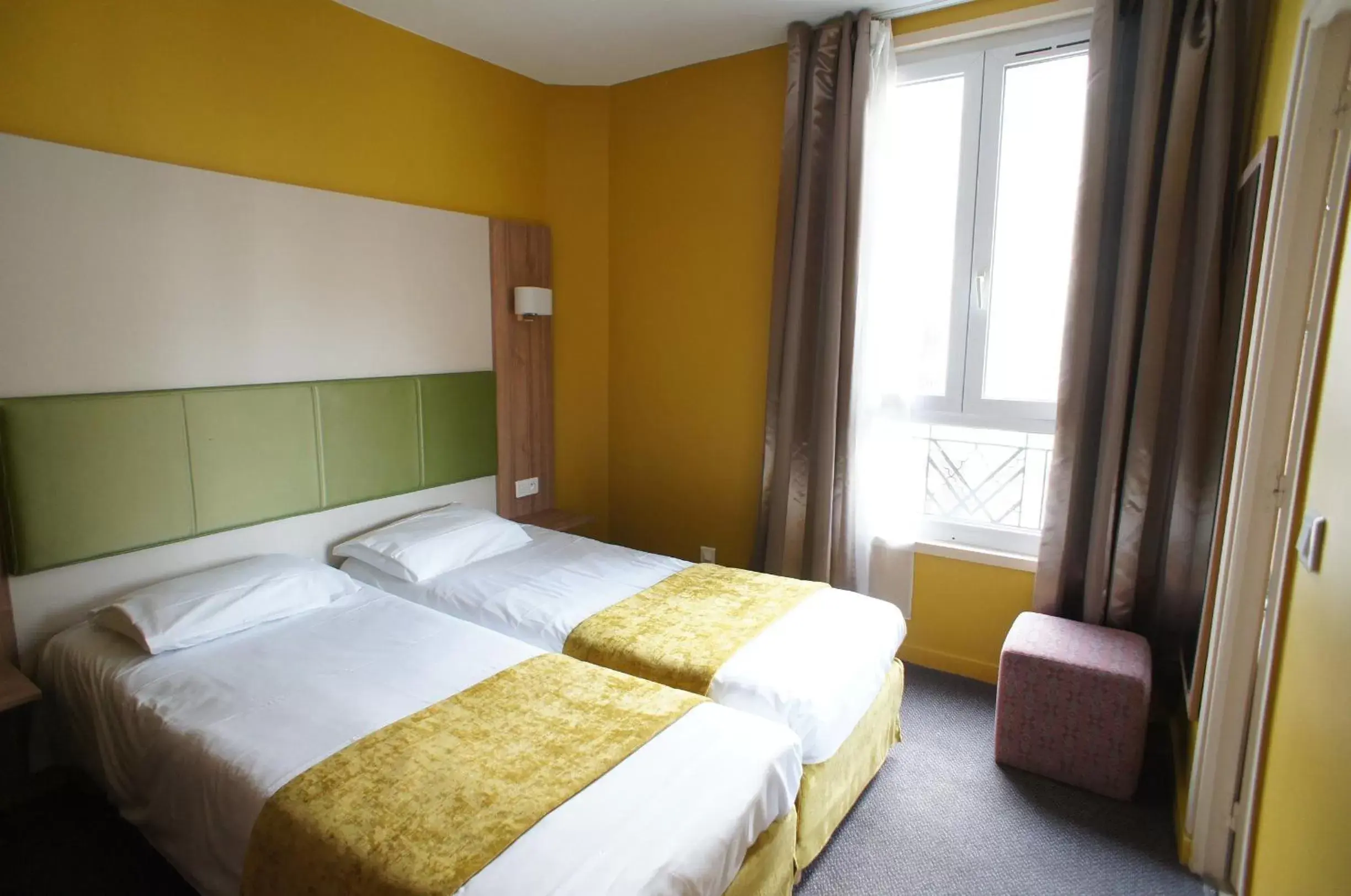 Bedroom, Bed in Hôtel De France
