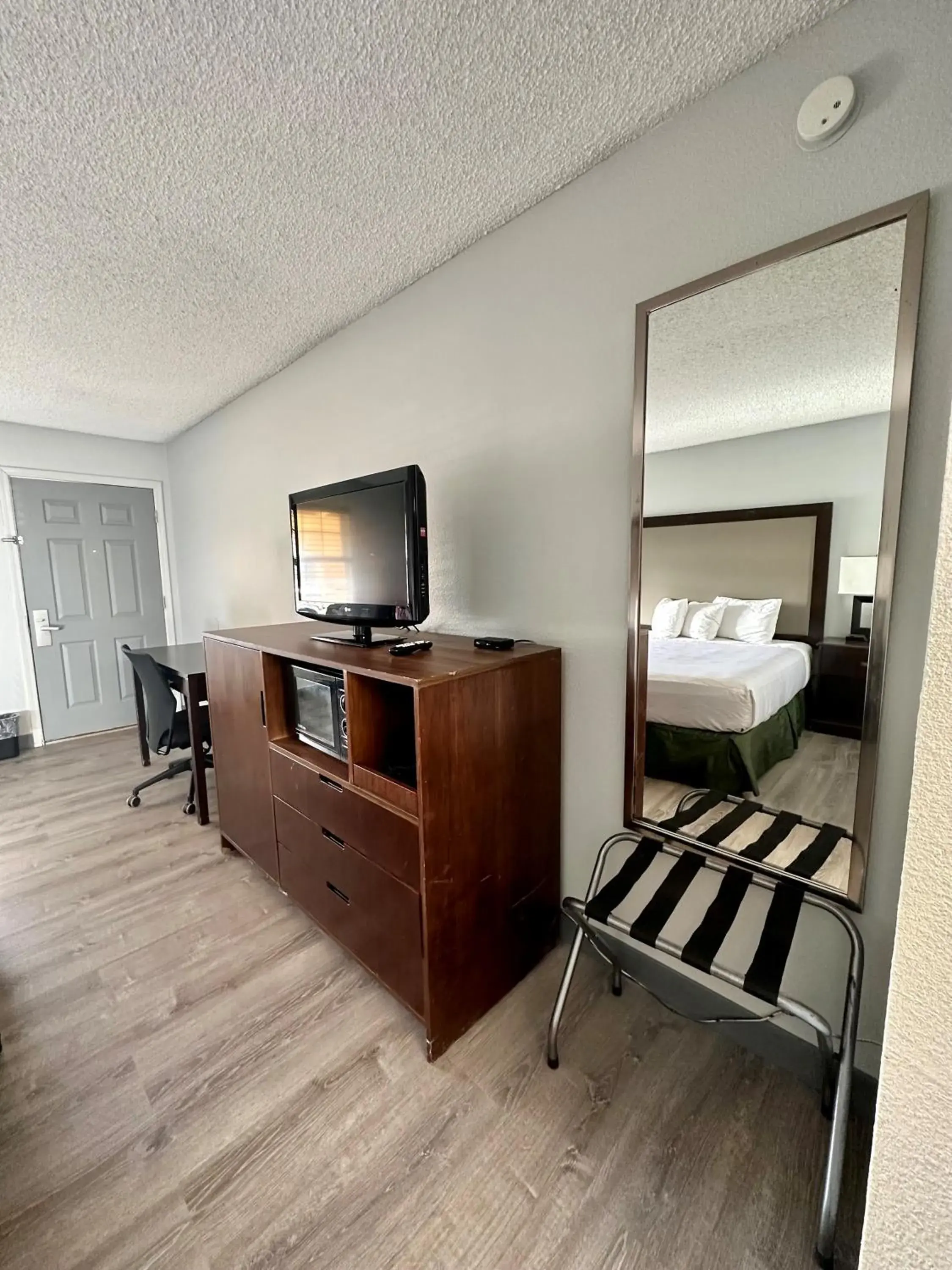 Bed in Silver Queen Inn Bed in Silver Queen Inn
