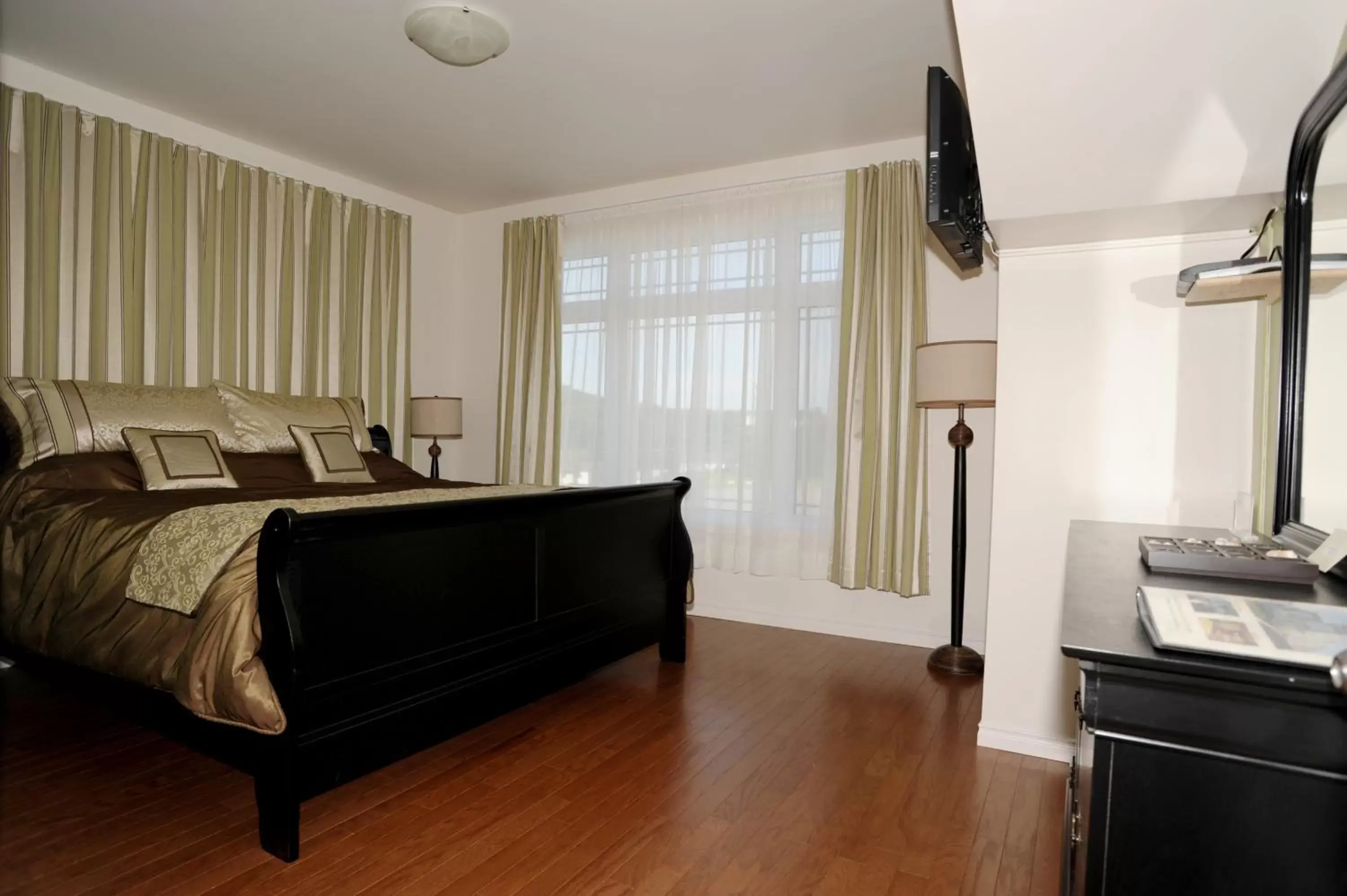 Bed, Seating Area in Hotel La Porte de la Matawinie