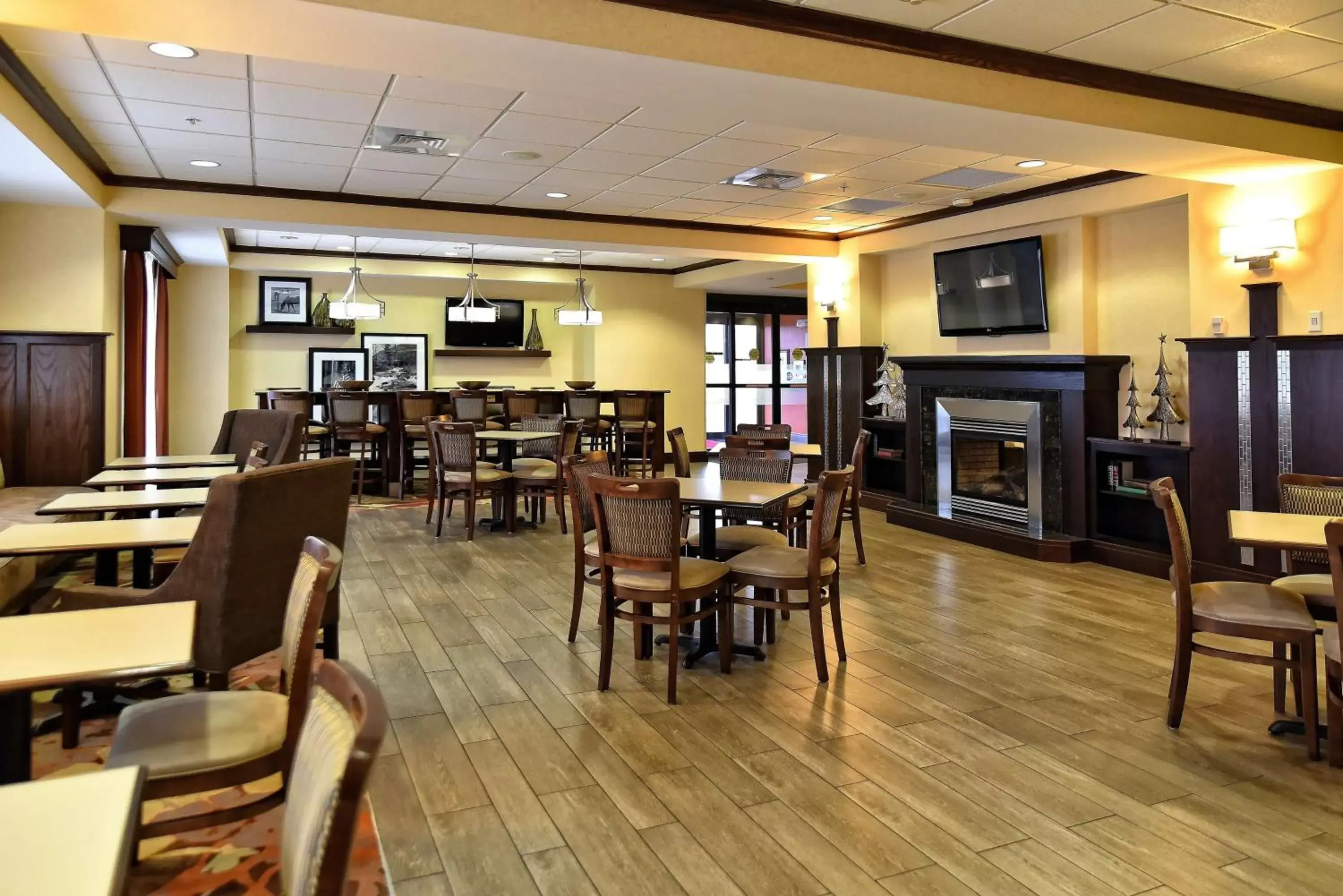 Restaurant/Places to Eat in Hampton Inn Geneseo