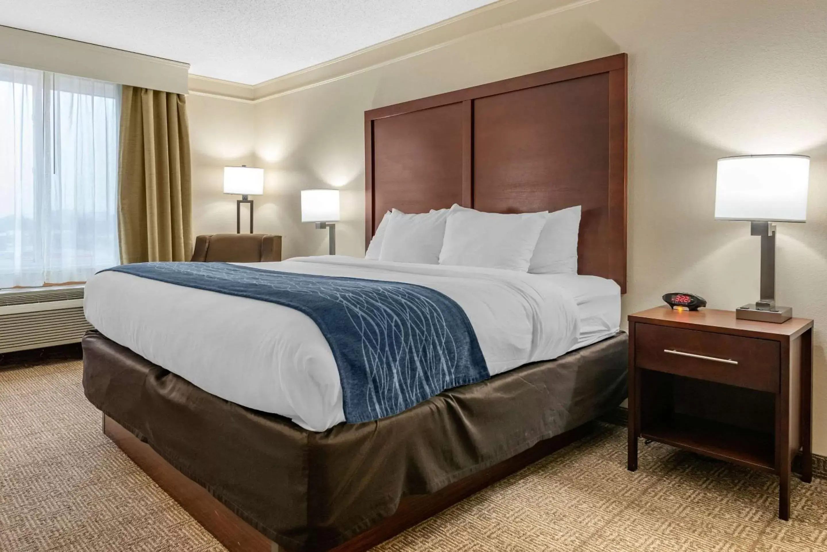 Photo of the whole room, Bed in Comfort Inn & Suites