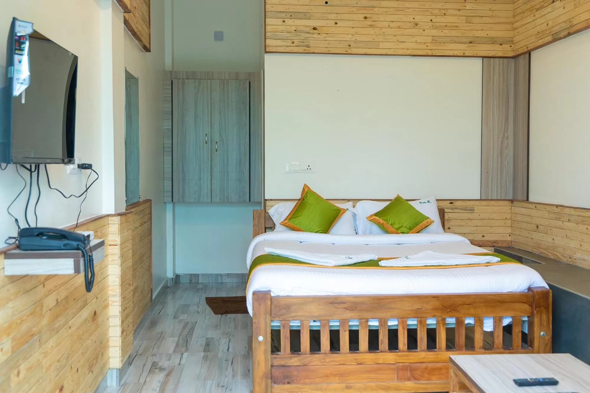 Communal lounge/ TV room, Bed in FabExpress RMK Nest - Nr Chettiar Park