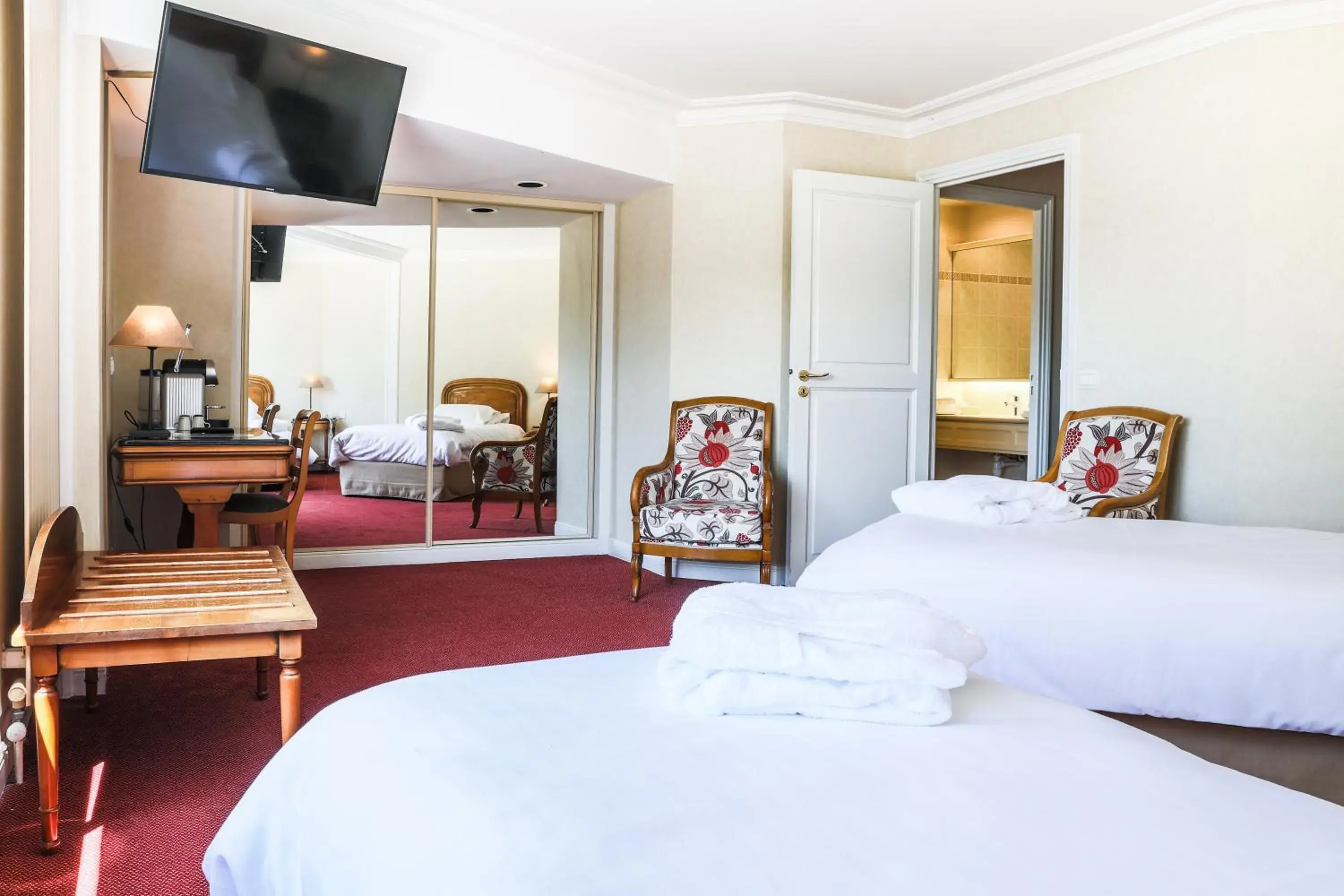 Bedroom in Le Relais Saint Michel