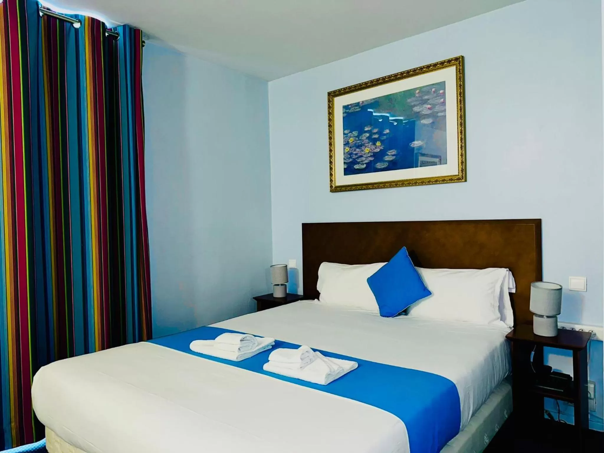 Bed in Hotel Bellevue Montmartre