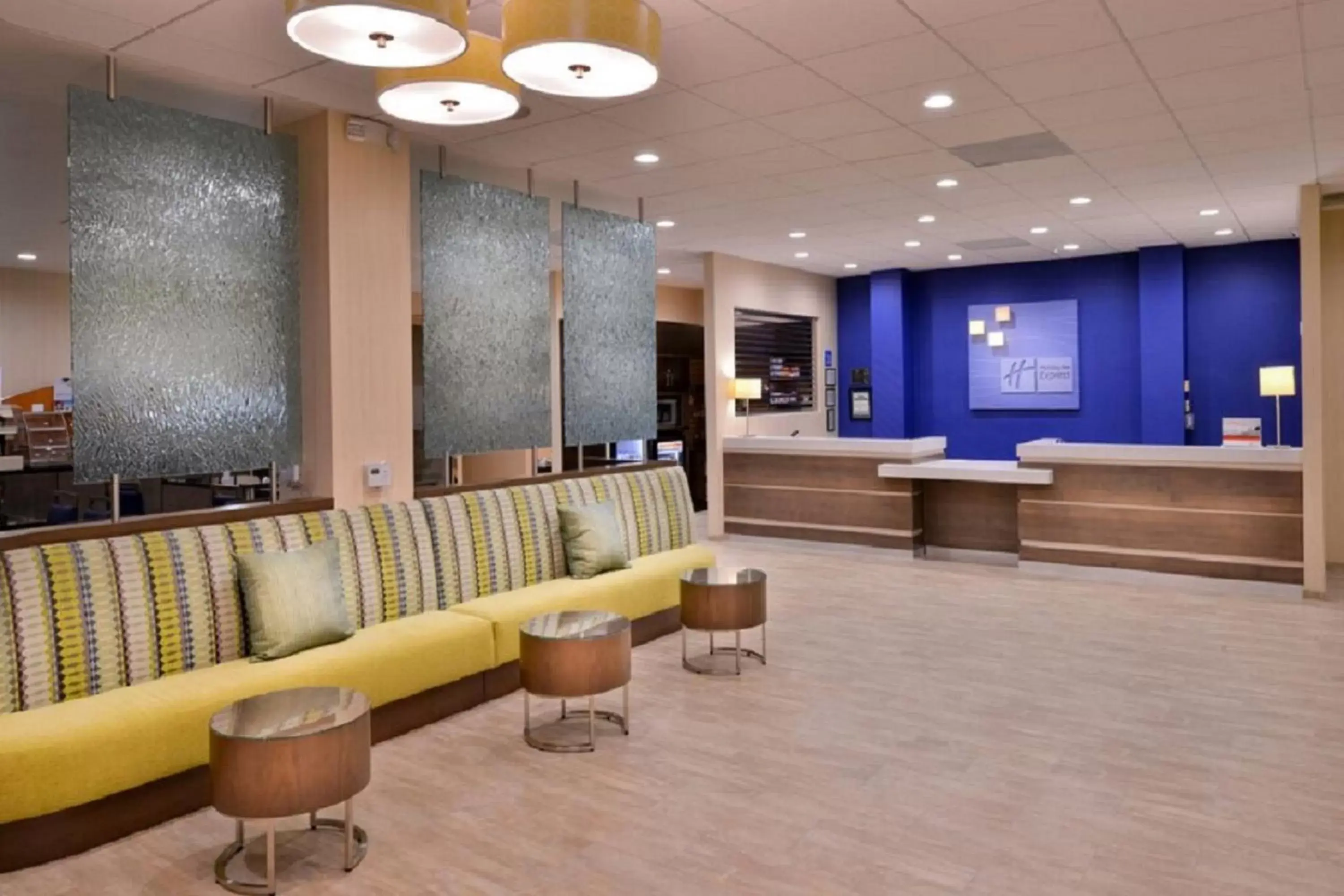 Lobby or reception in Holiday Inn Express Hotel & Suites Pasadena-Colorado Boulevard, an IHG Hotel