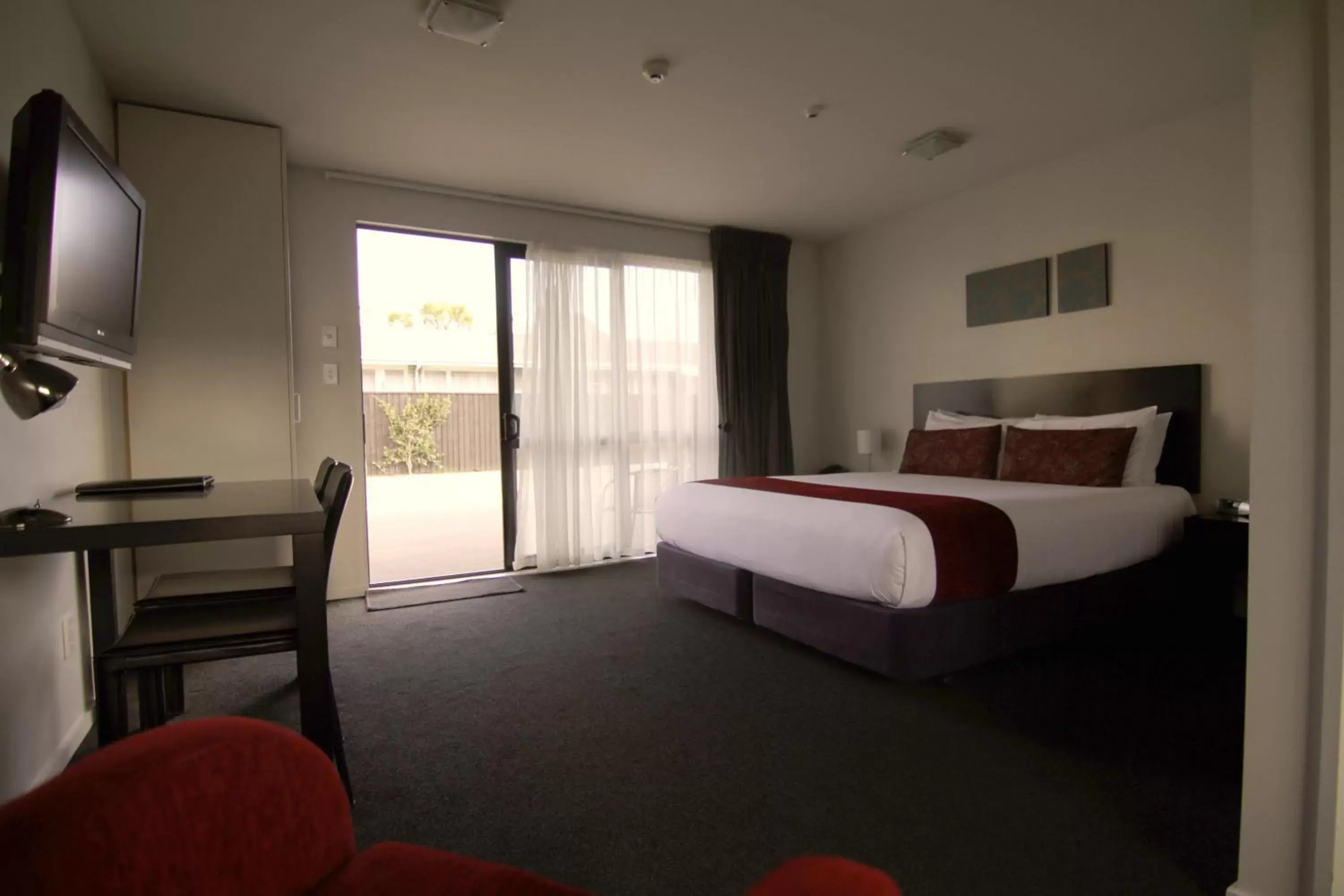 TV and multimedia, Bed in Metropolitan Motel on Riccarton