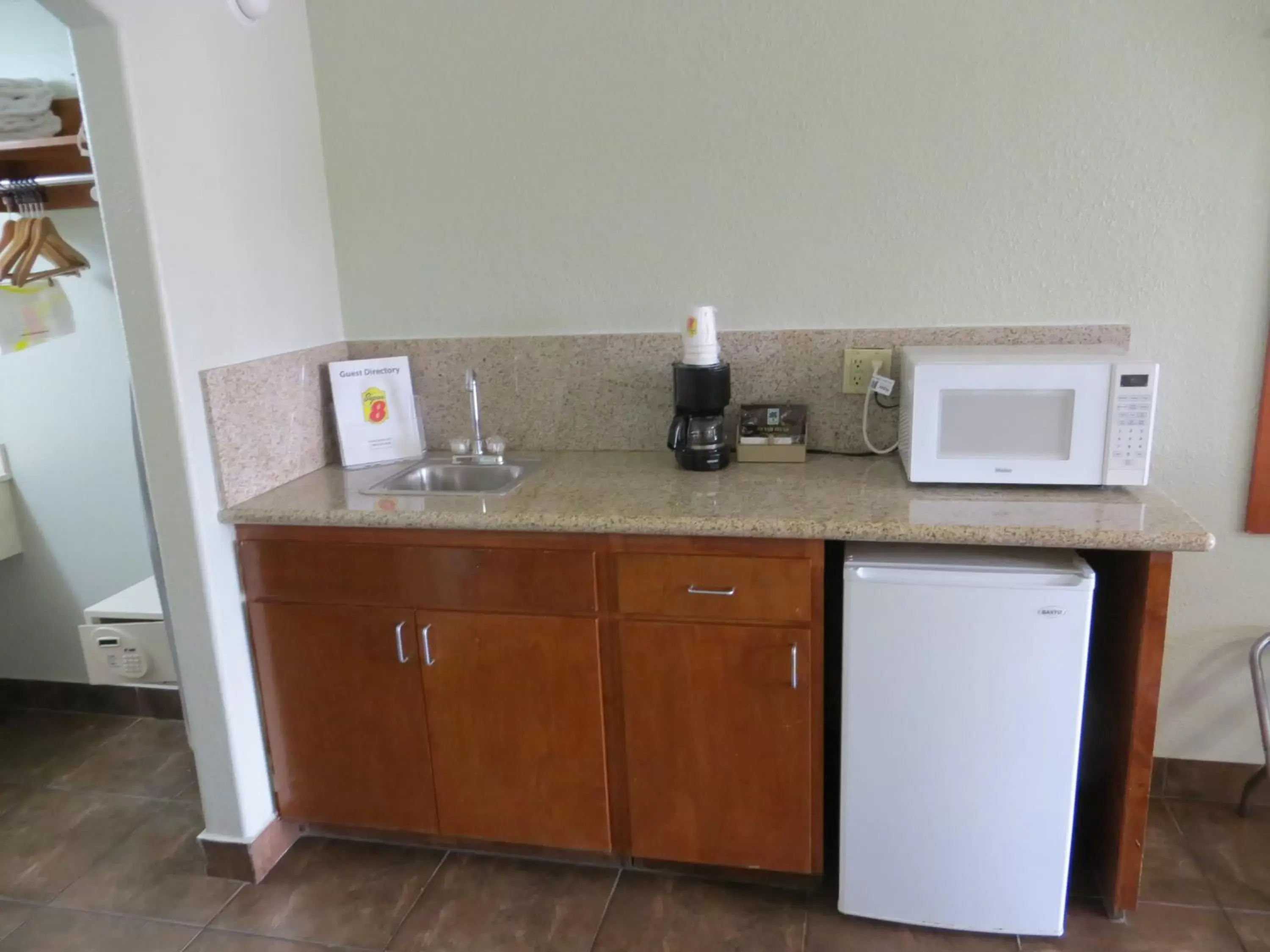 Coffee/tea facilities, Kitchen/Kitchenette in Super 8 by Wyndham South Padre Island