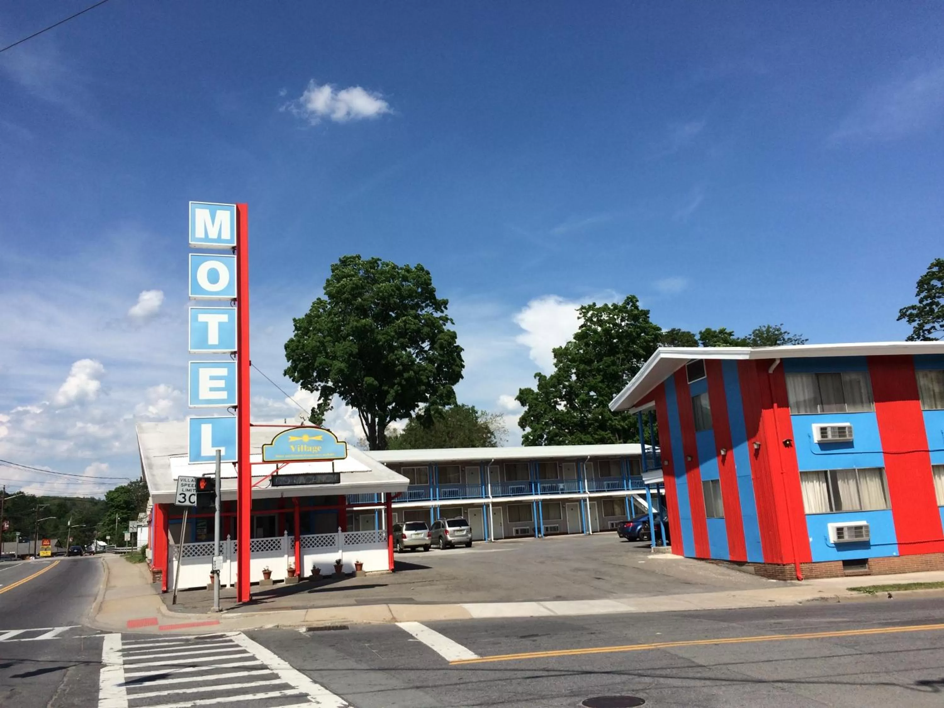 Facade/entrance in Village Motel