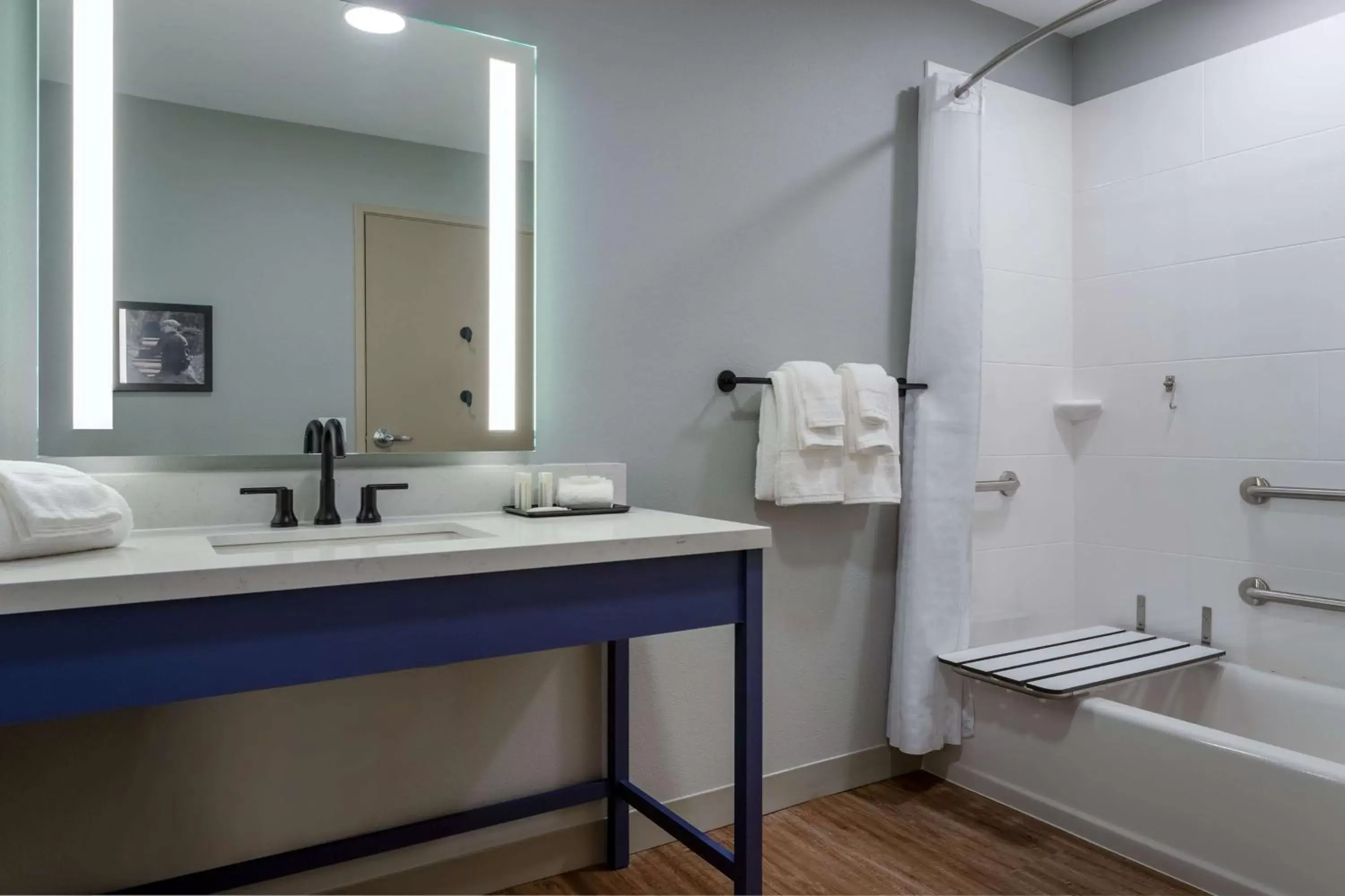 1 King Bed, Mobility/Hearing Accessible Room, Bathtub w/ Grab Bars, Non-Smoking in AmericInn by Wyndham San Angelo 1 King Bed, Mobility/Hearing Accessible Room, Bathtub w/ Grab Bars, Non-Smoking in AmericInn by Wyndham San Angelo