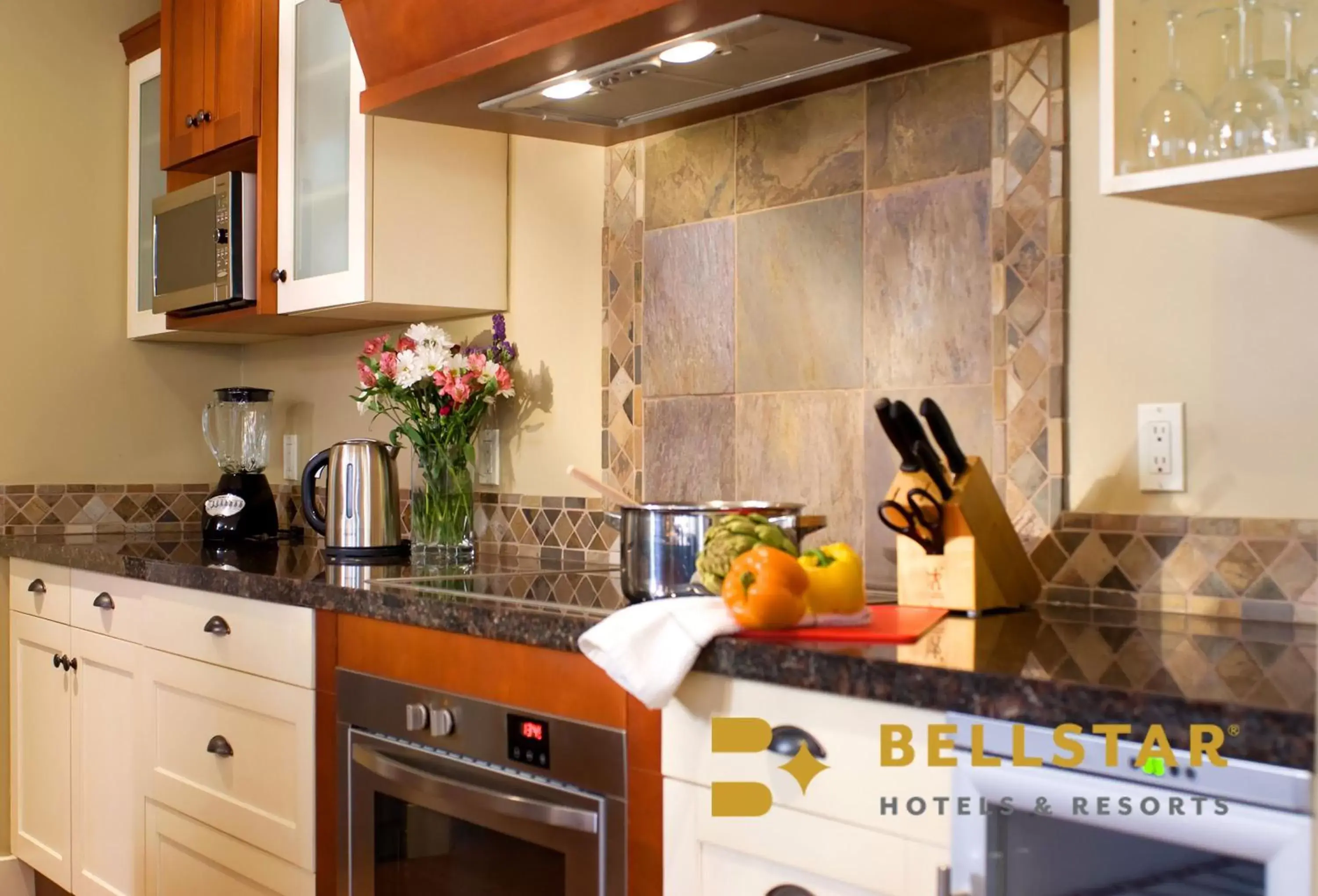 Kitchen or kitchenette, Kitchen/Kitchenette in Solara Resort by Bellstar Hotels