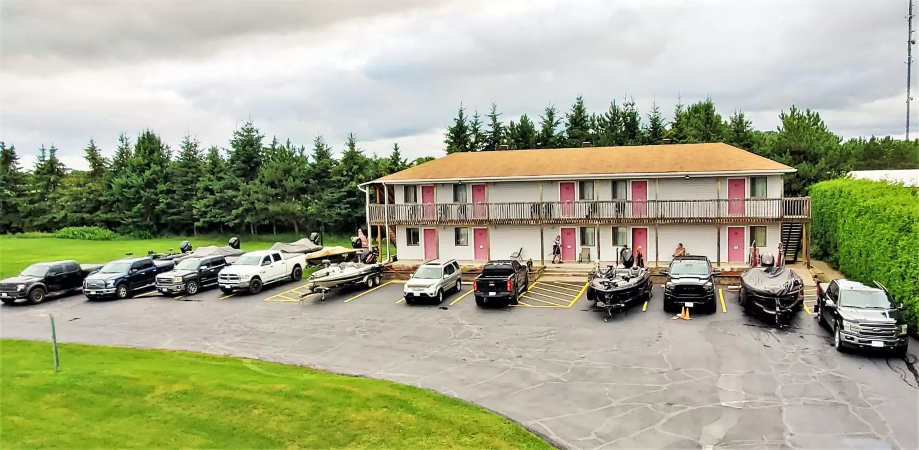 Property Building in Knights Inn Colonial Fireside Inn