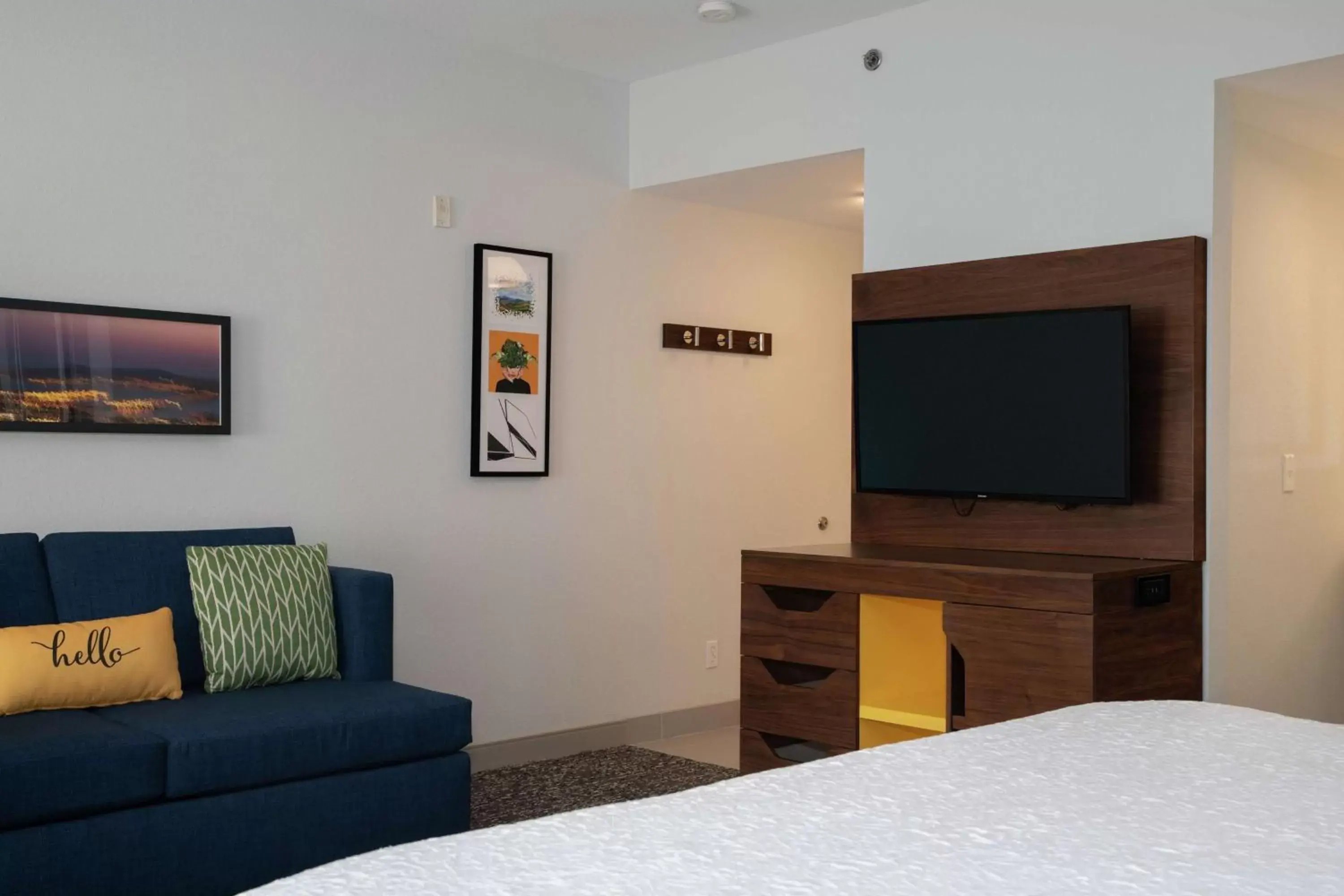 Bedroom, TV/Entertainment Center in Hampton Inn & Suites Sherman Oaks