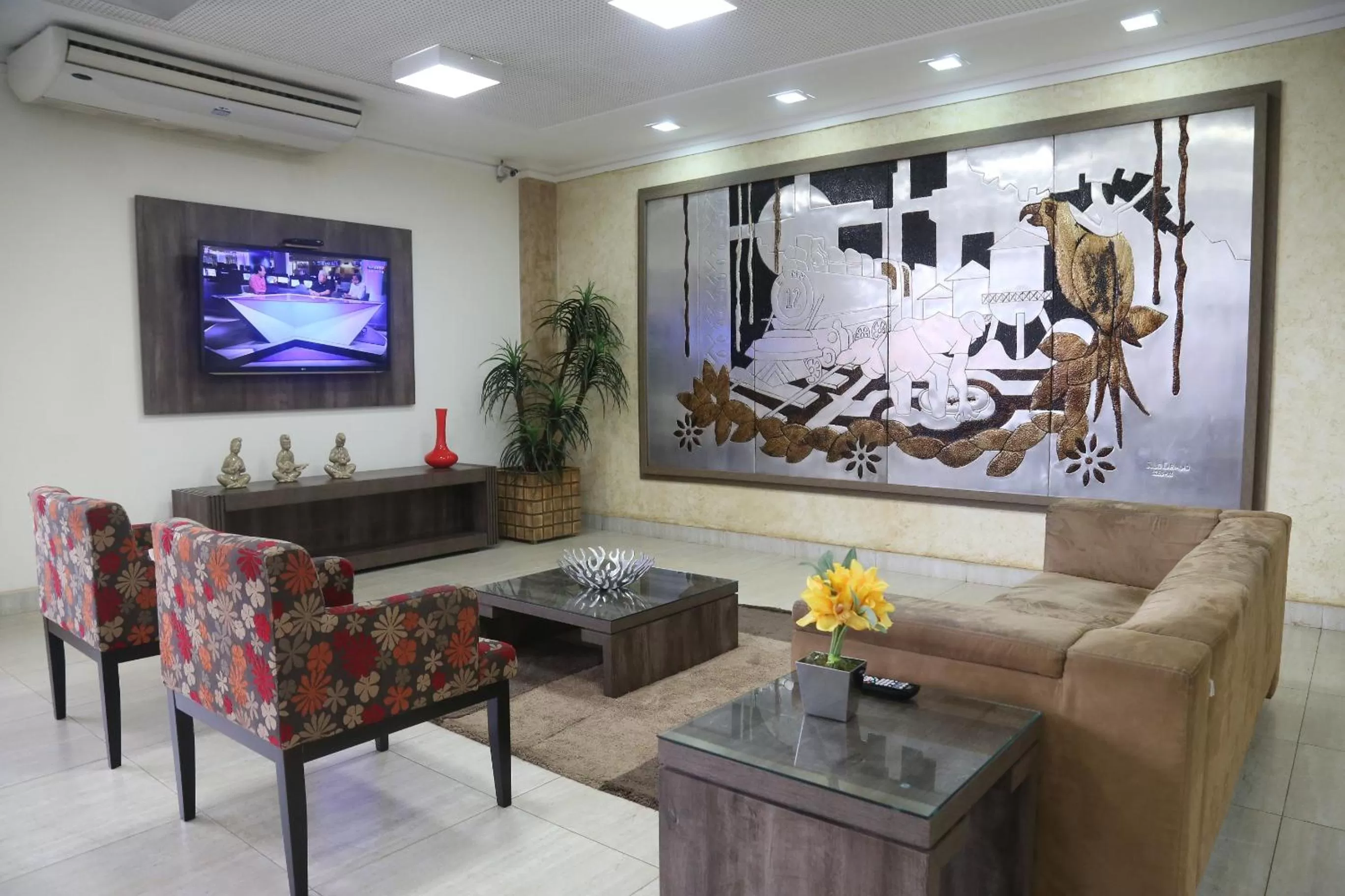 Communal lounge/ TV room in Larison Executive - by Easy Hotéis