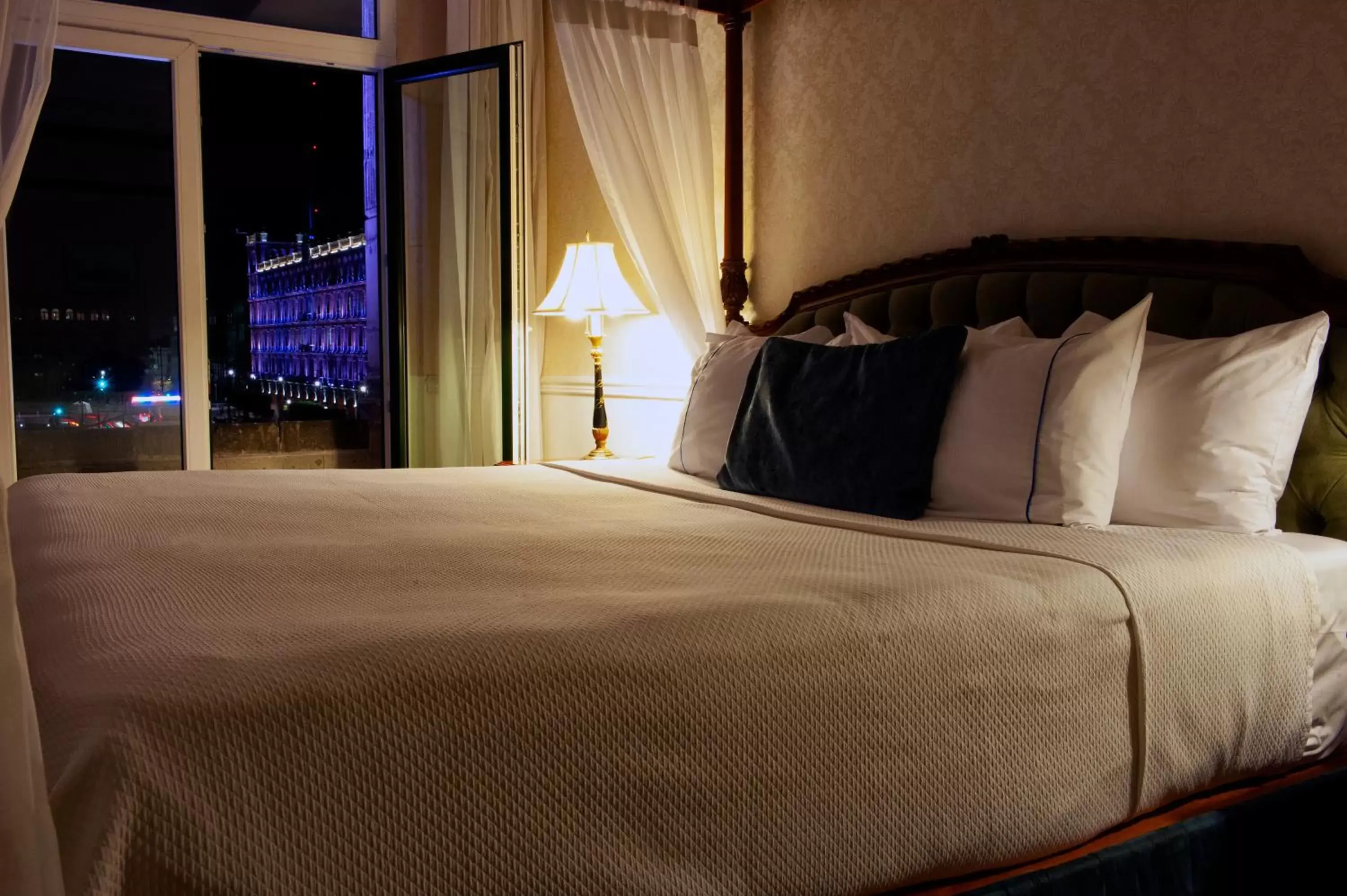 Landmark view, Bed in Gran Hotel Ciudad de Mexico