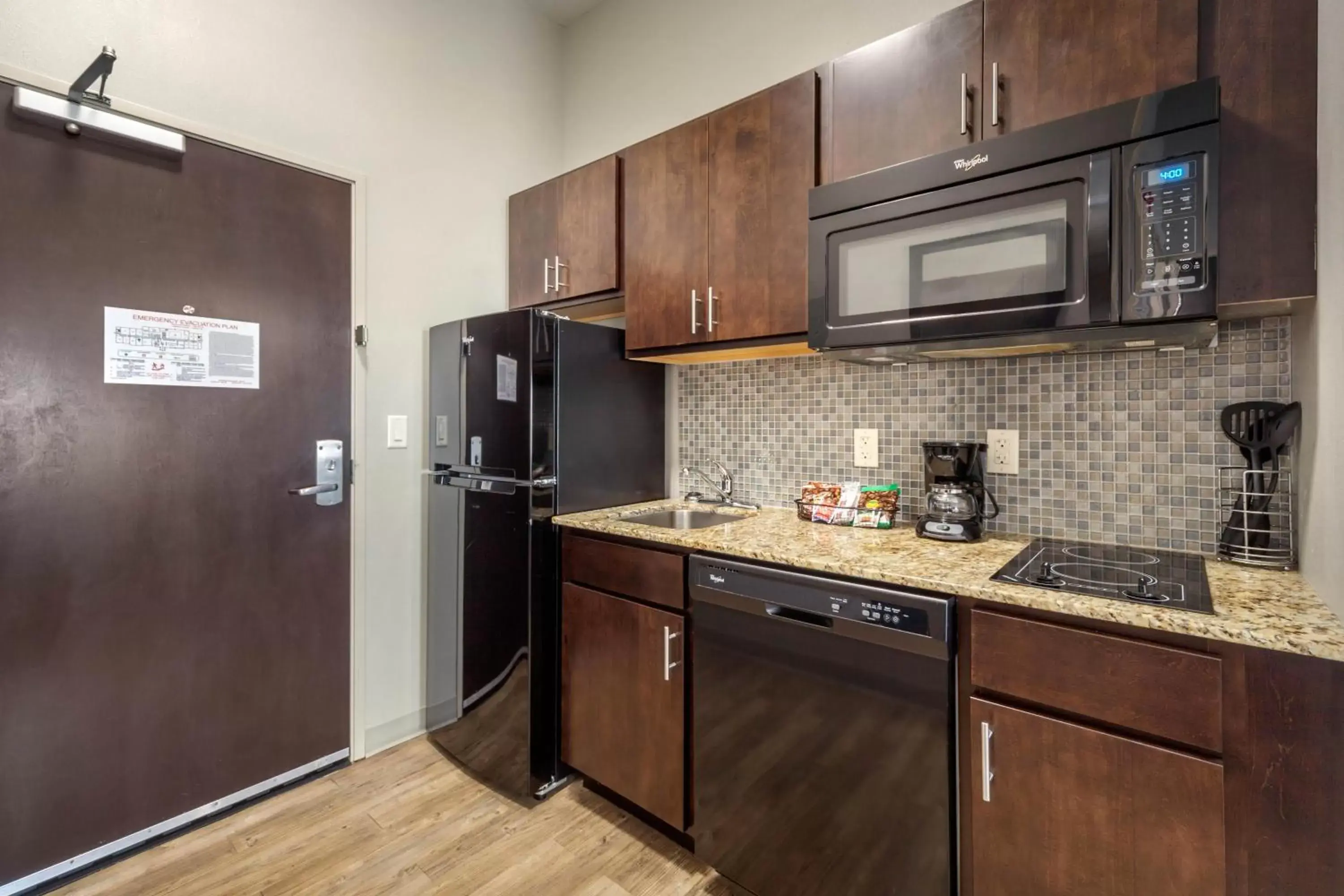 Kitchen or kitchenette, Kitchen/Kitchenette in MainStay Suites Lincoln University Area