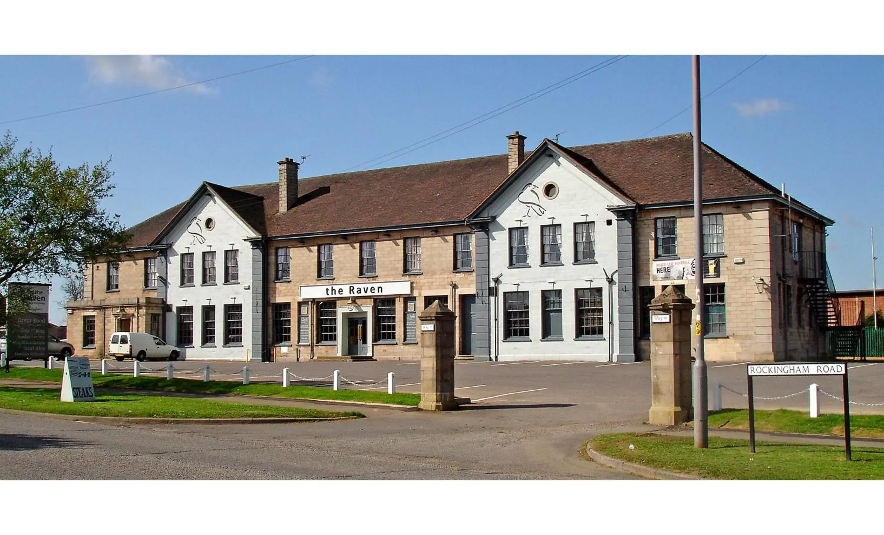 Facade/entrance, Property Building in The Raven Hotel