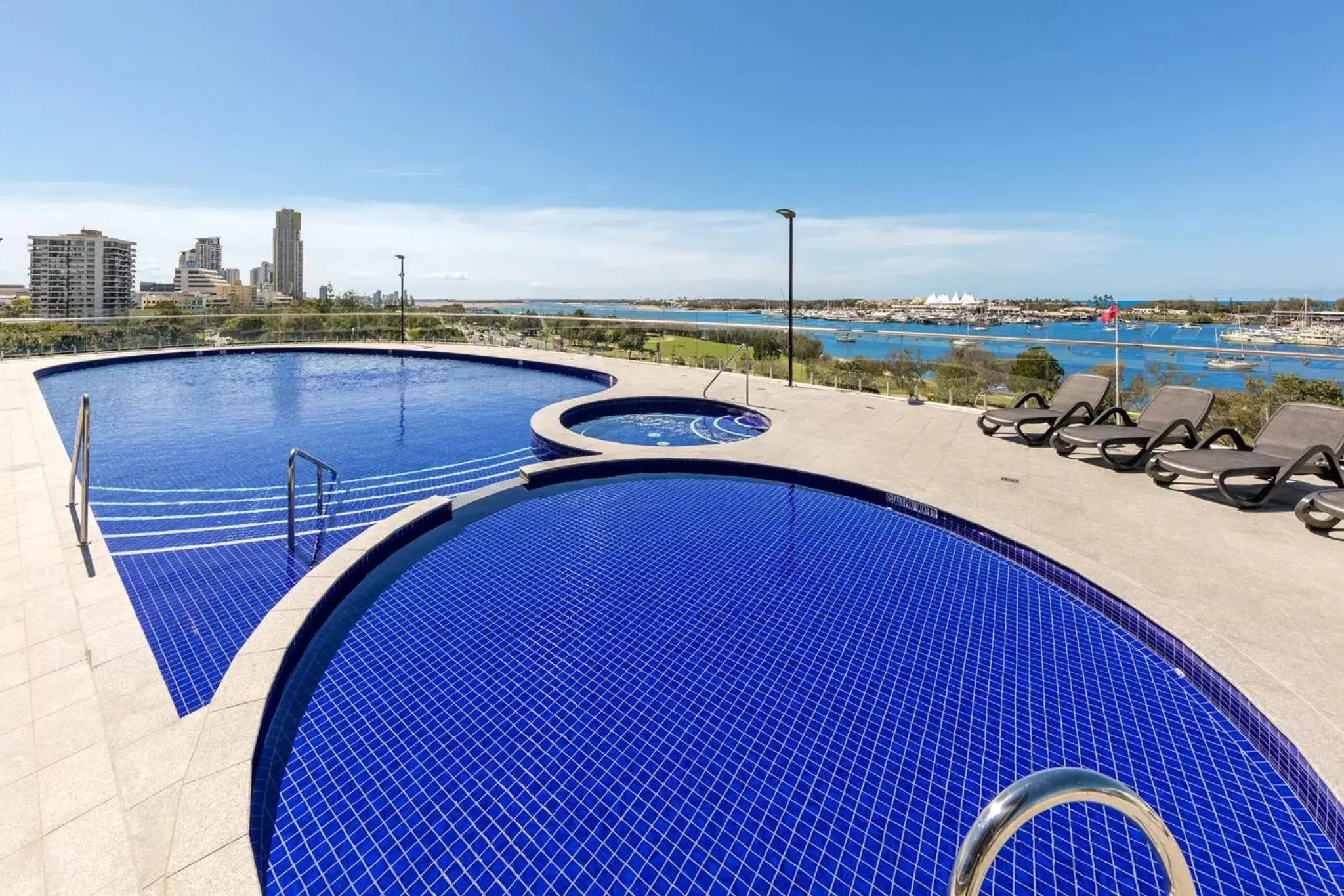 Hot Tub, Swimming Pool in Meriton Suites Southport