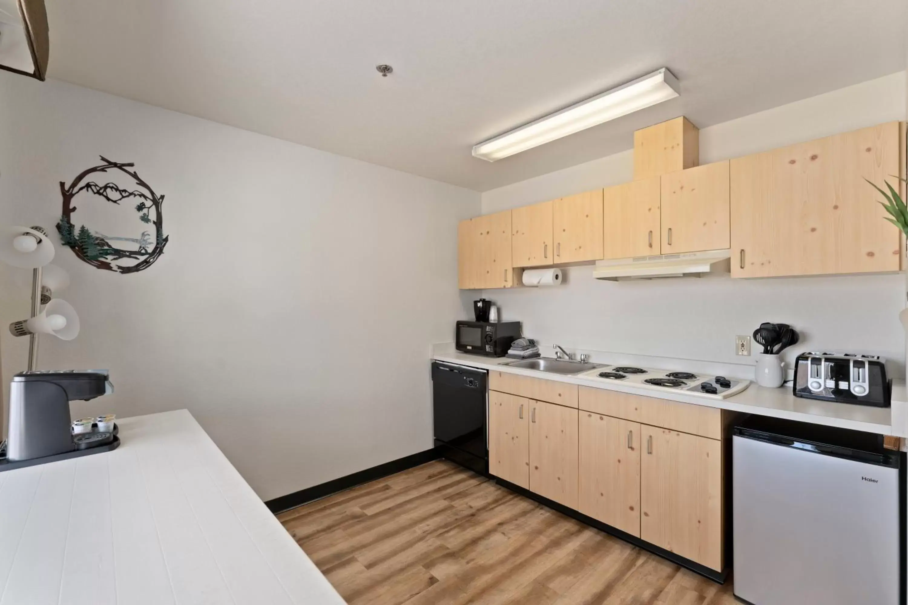 Kitchen/Kitchenette in Cedar Street Hotel & Suites