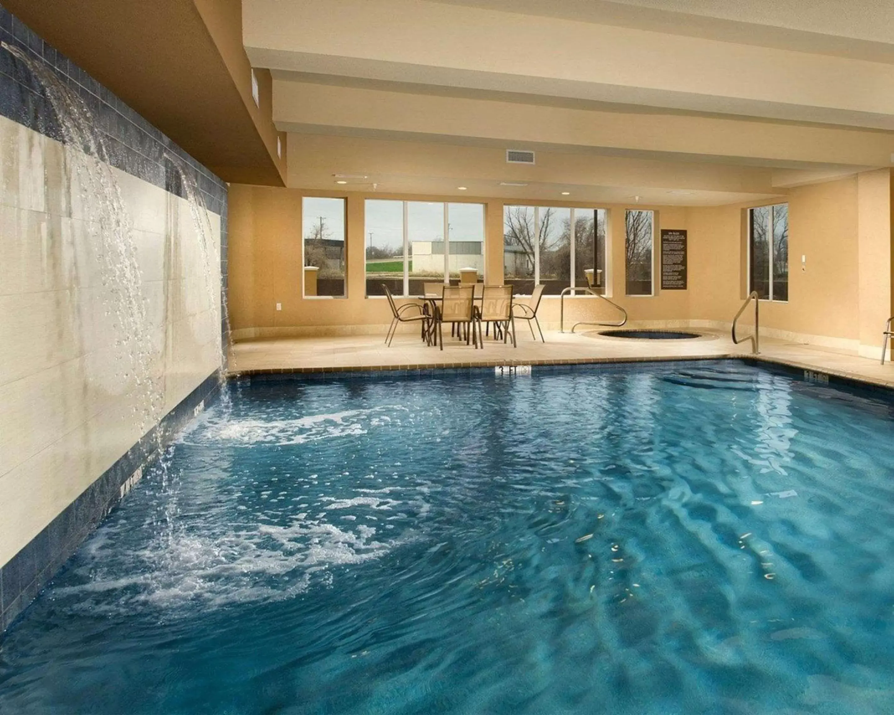 On site, Swimming Pool in Comfort Suites Waco North - Near University Area