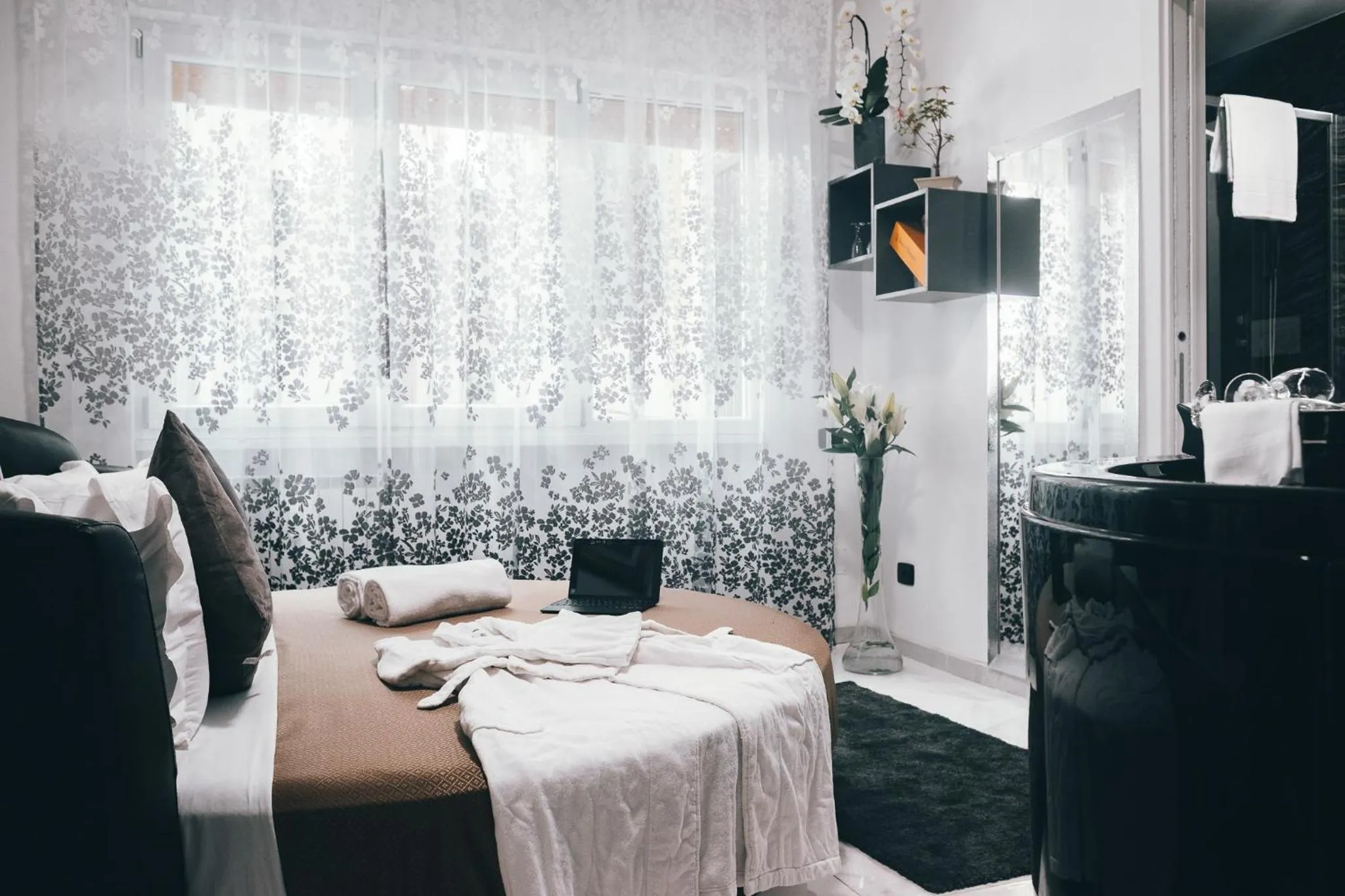 Hot Tub, Bed in Gregorio VII Luxury Suites San Damaso