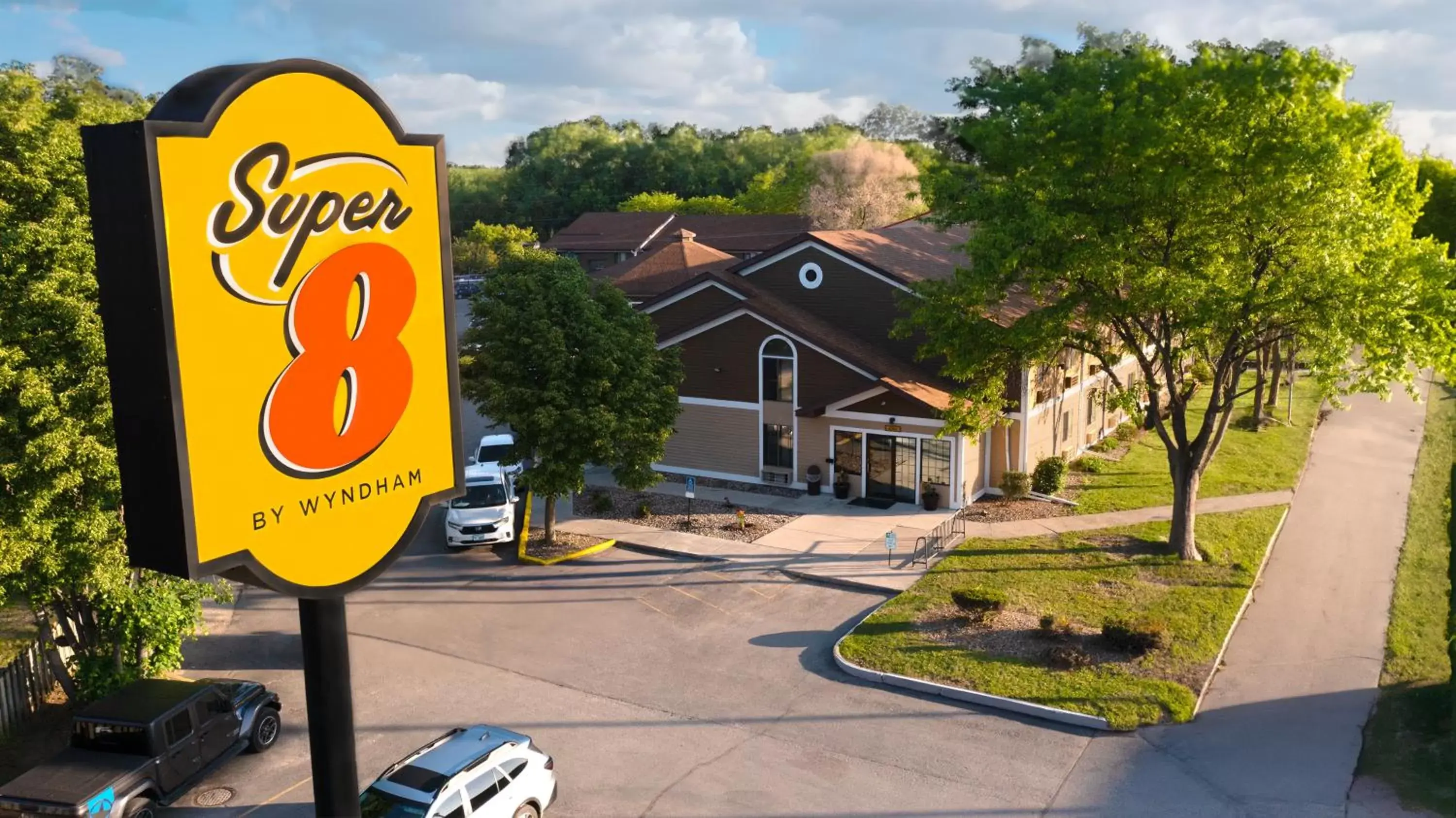 Property building in Super 8 by Wyndham Red Wing Property building in Super 8 by Wyndham Red Wing