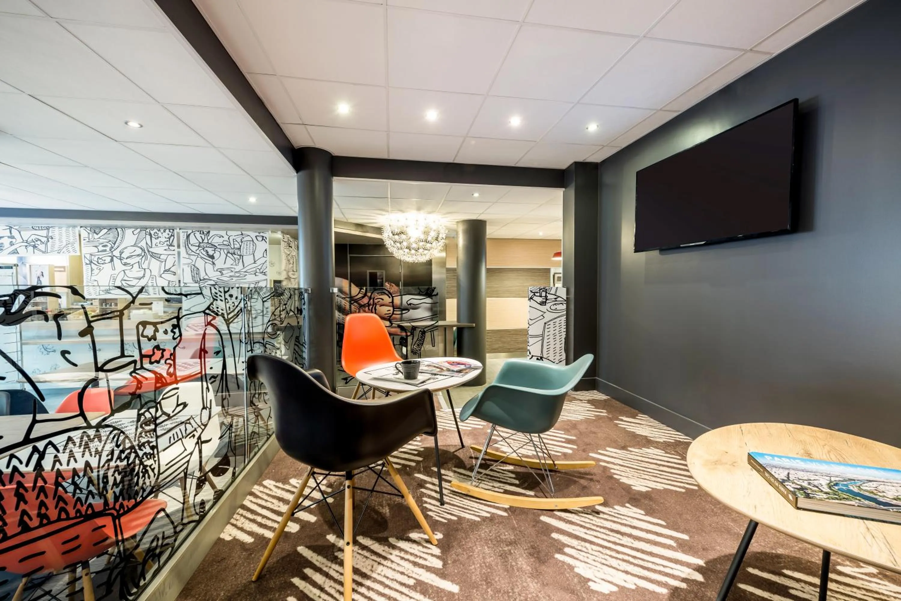 Lounge or bar in ibis Paris Vanves Parc des Expositions