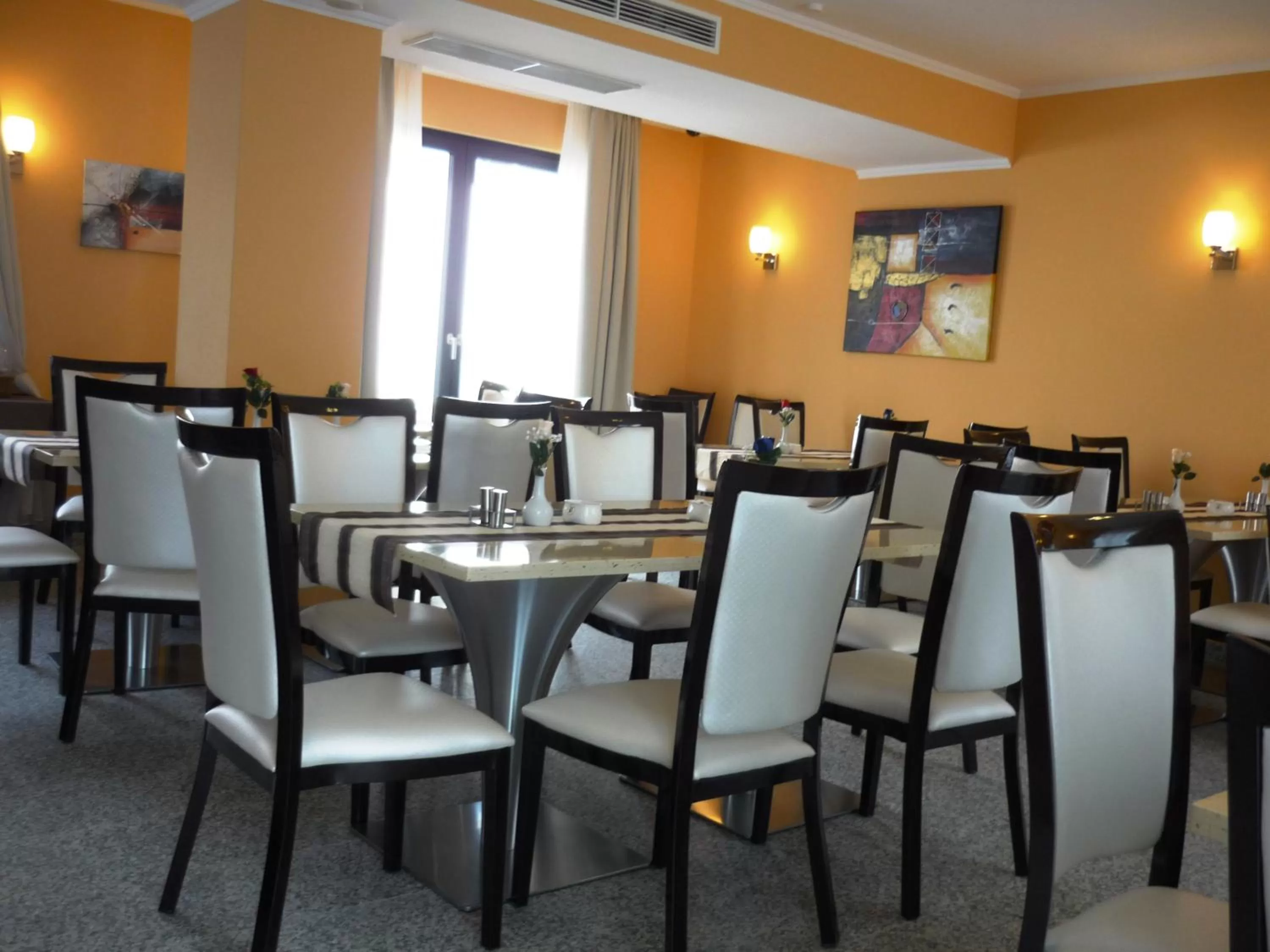 Restaurant/places to eat in Naam Hotel & Apartments Frankfurt City-Messe Airport