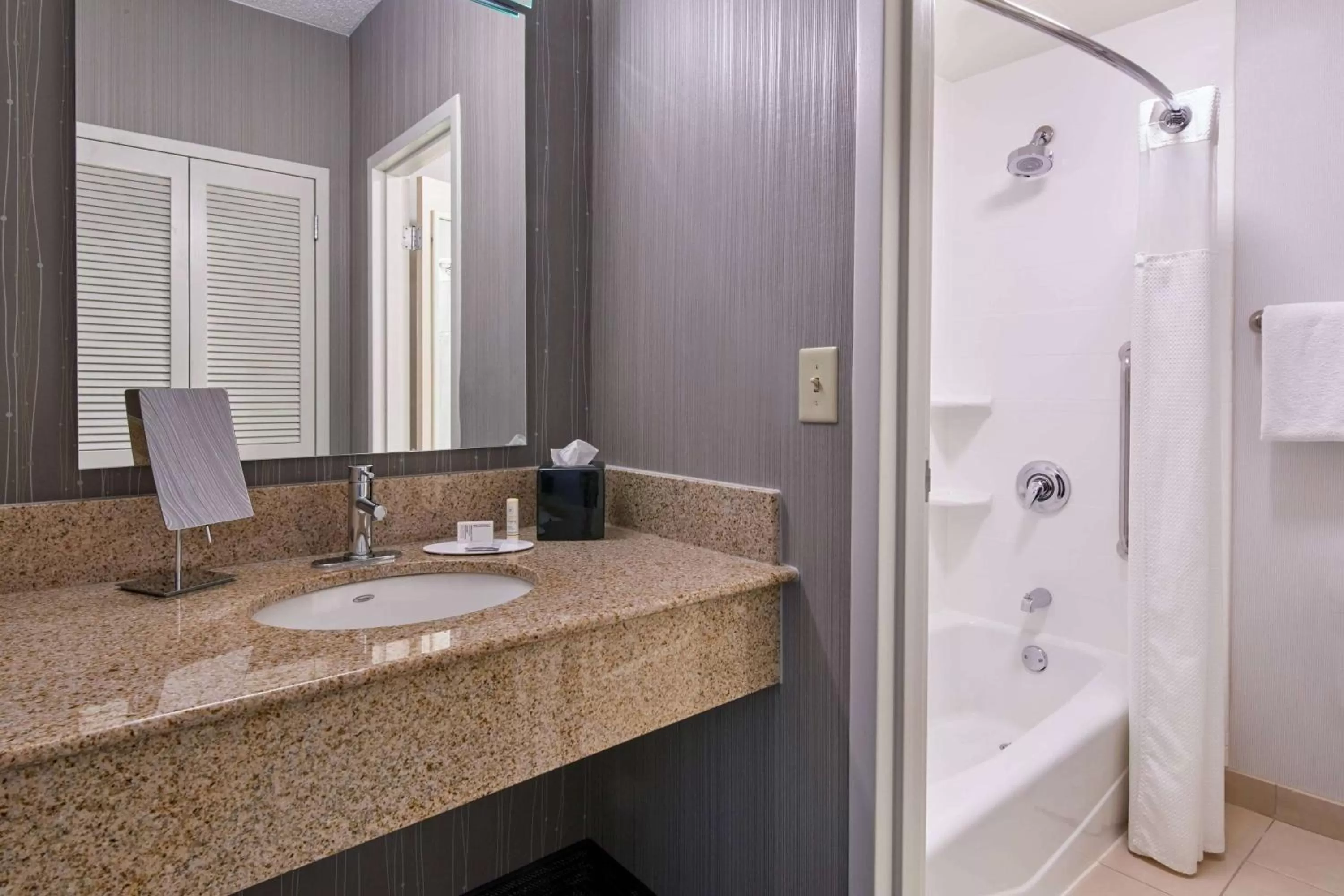 One Bedroom Suite King with Tub - Mobility/Hearing Accessible in Sonesta Select Minneapolis Eden Prairie