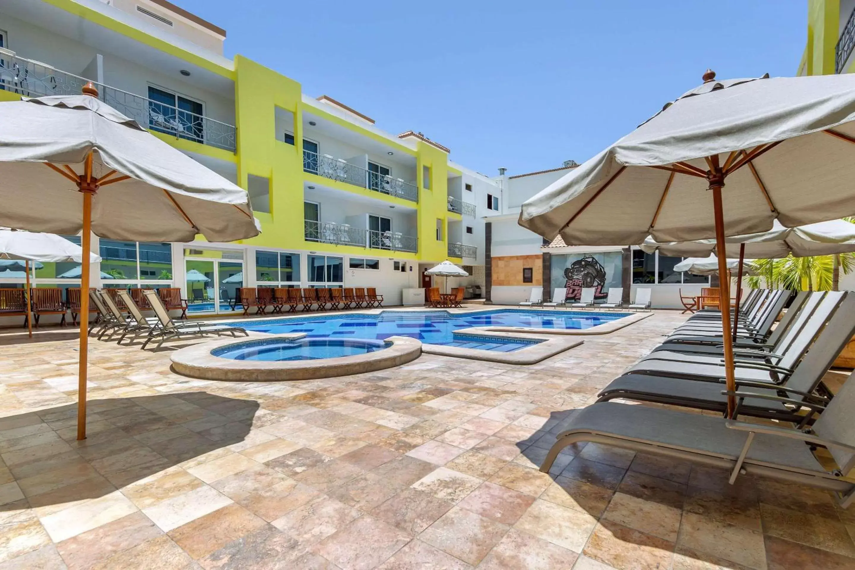 Swimming Pool in Quality Inn Mazatlan