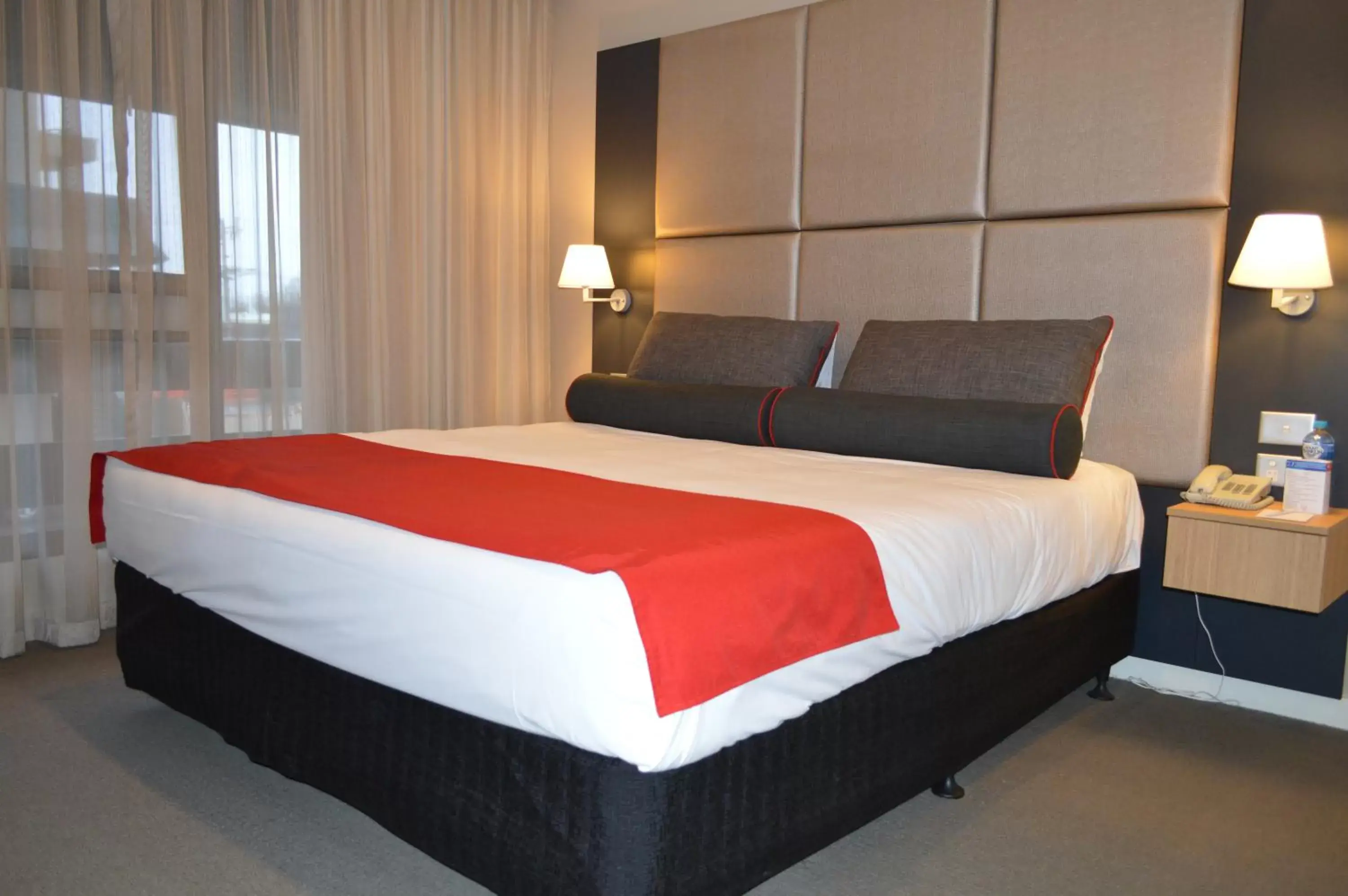 Bed in Quality Hotel Parklake Shepparton