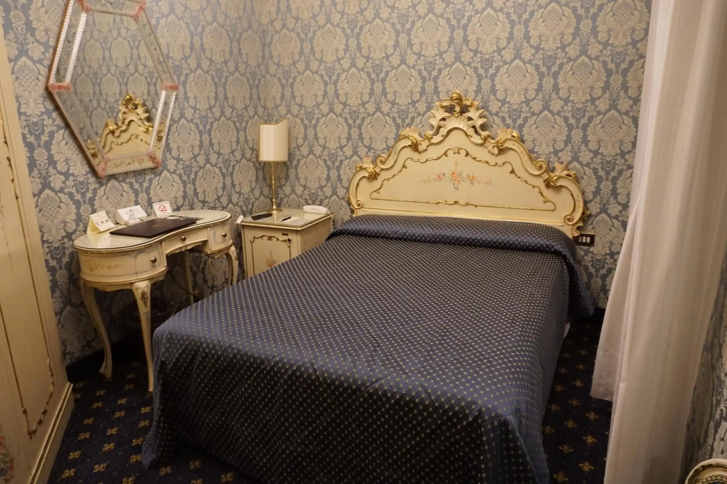 Bed in Hotel Rialto