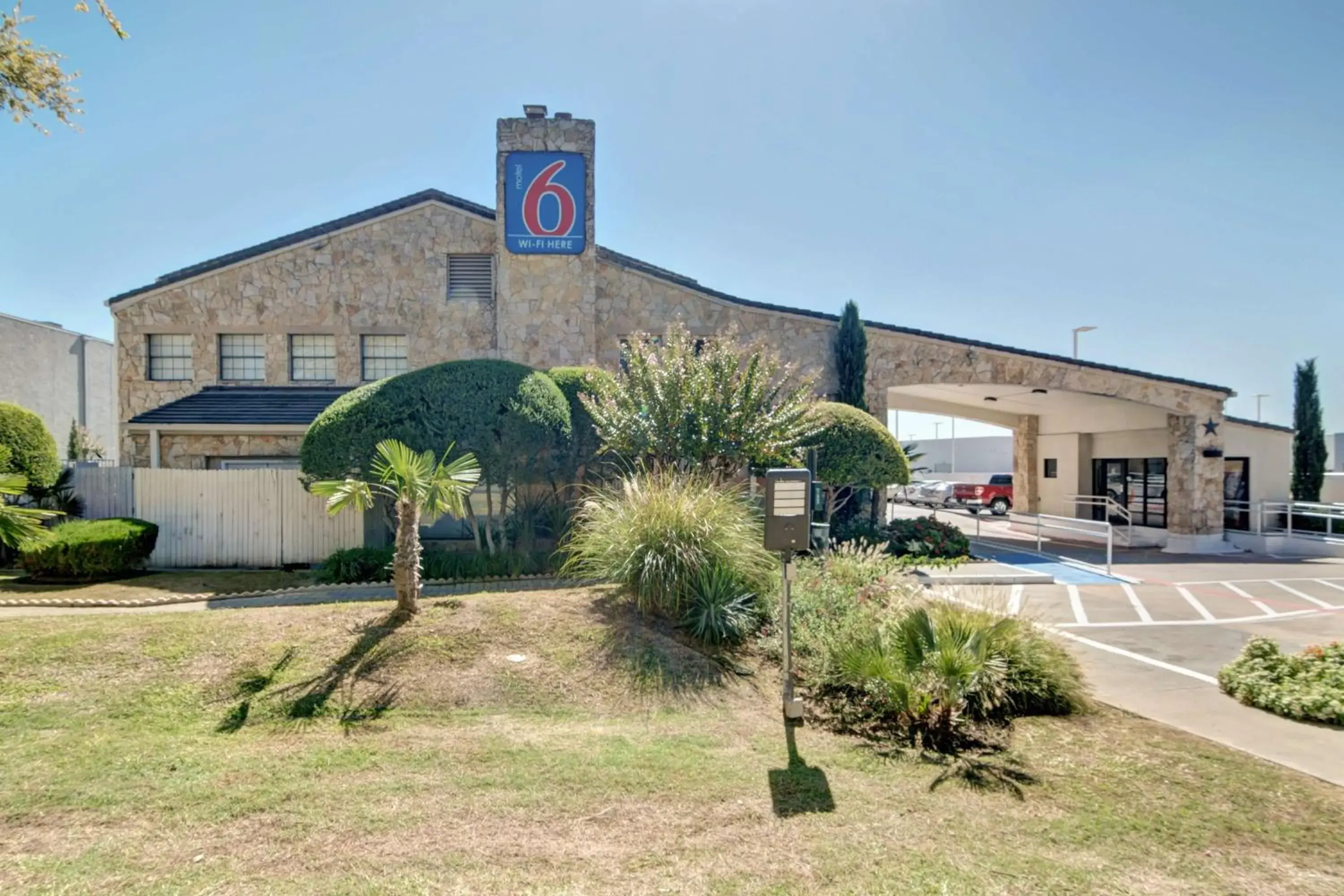 Property Building in Motel 6-Dallas, TX - Forest Lane