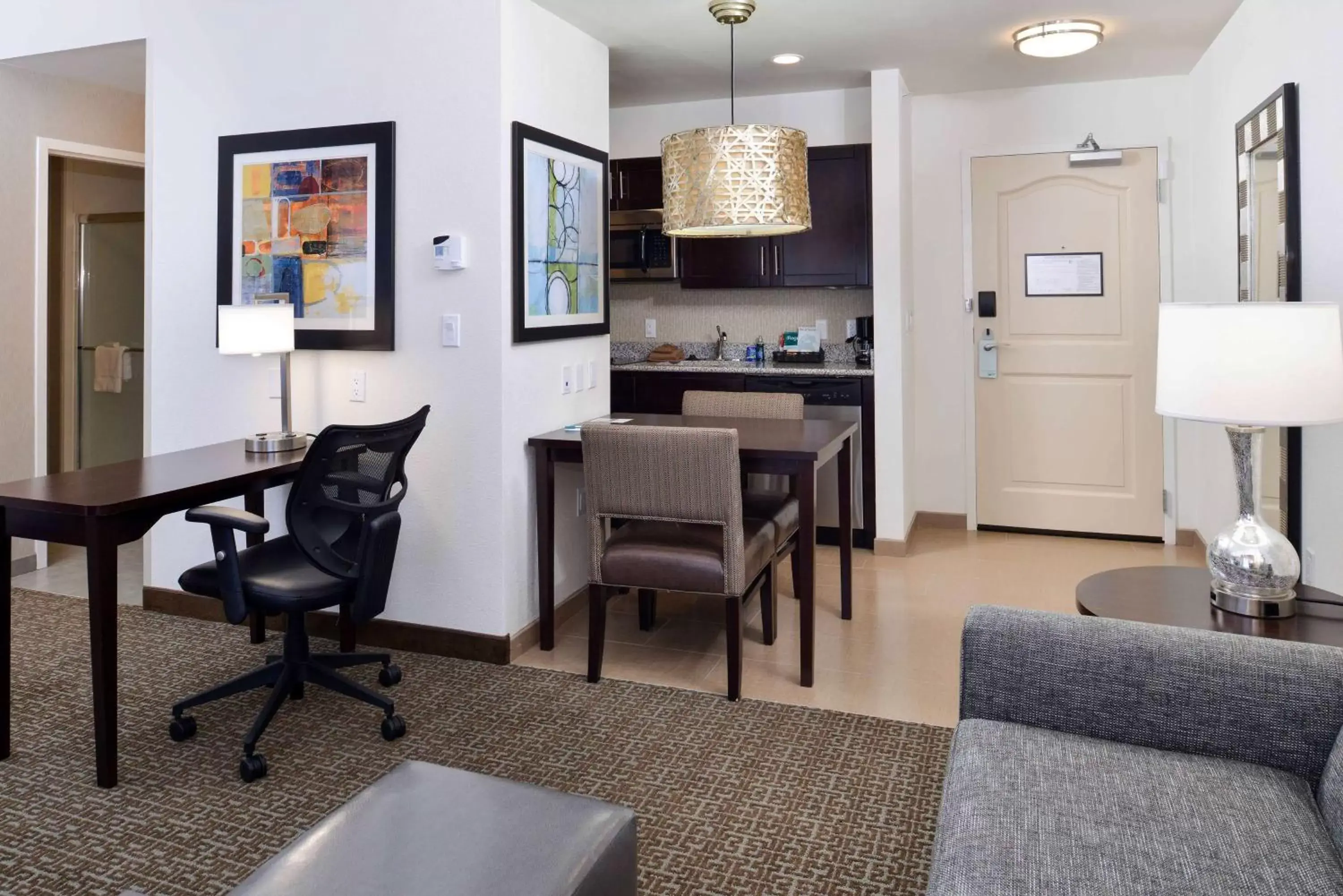 Living room, Kitchen/Kitchenette in Homewood Suites by Hilton Columbia/Laurel