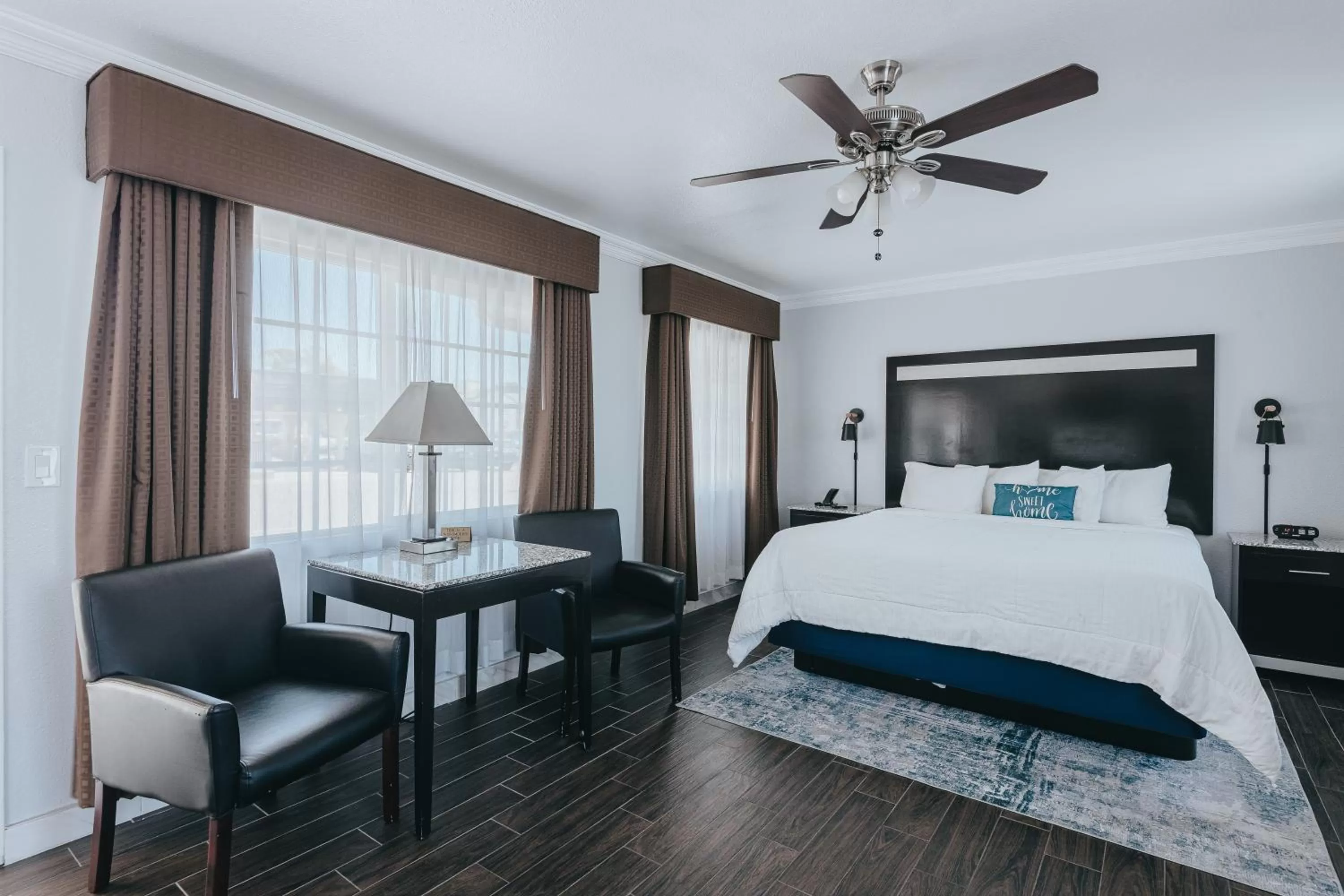 Photo of the whole room, Bed in Sea Air Inn & Suites - Downtown - Restaurant Row