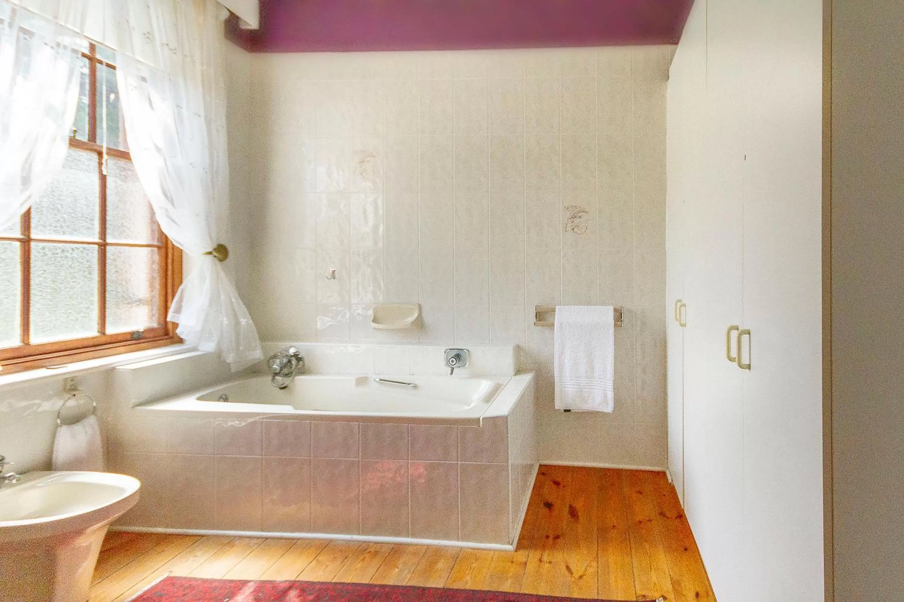 Bathroom in Airlies Historical Guest House