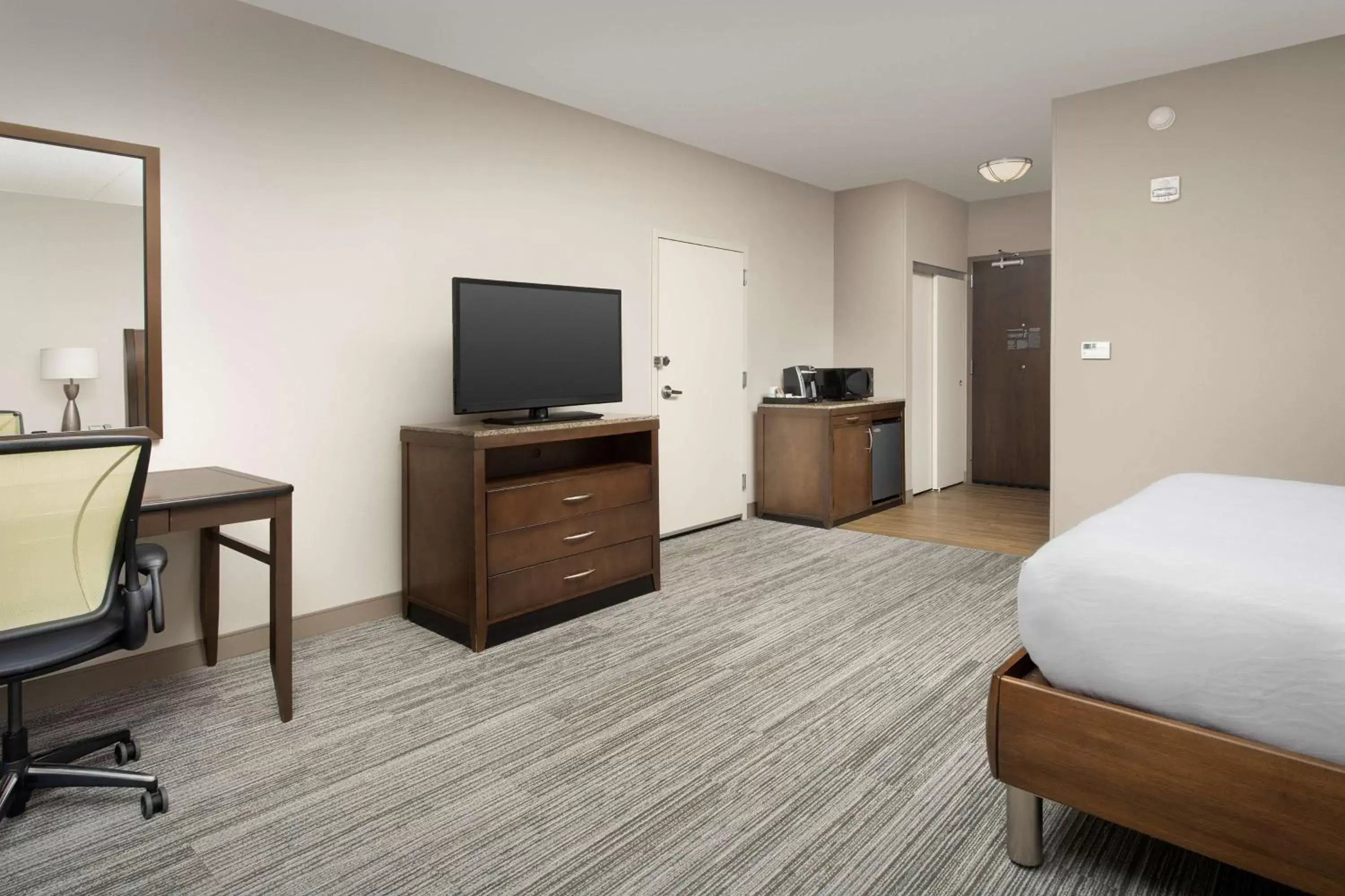 Bedroom, TV/Entertainment Center in Hilton Garden Inn Charlotte Airport