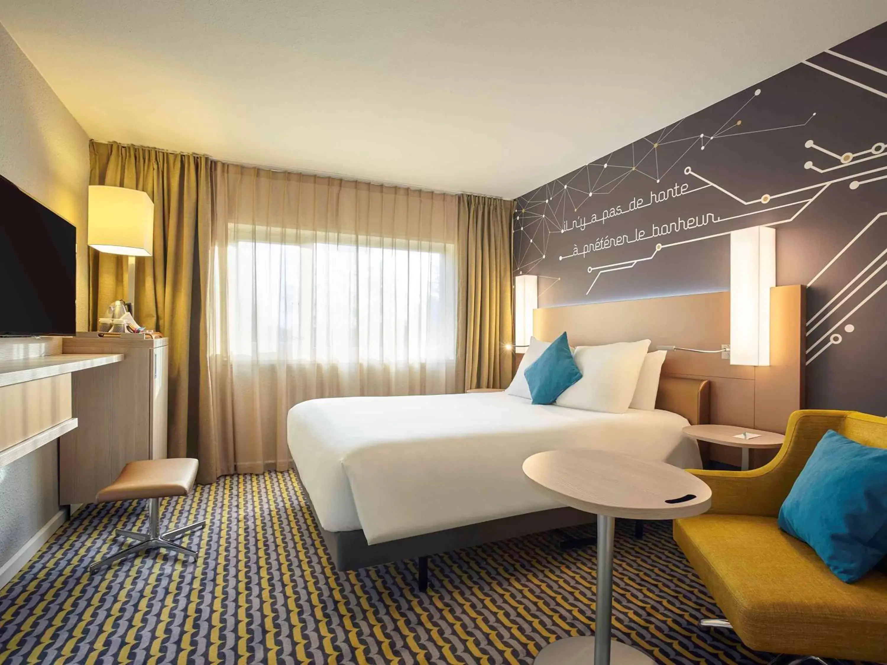 Photo of the whole room, Bed in Mercure Paris Sud Les Ulis-Courtaboeuf
