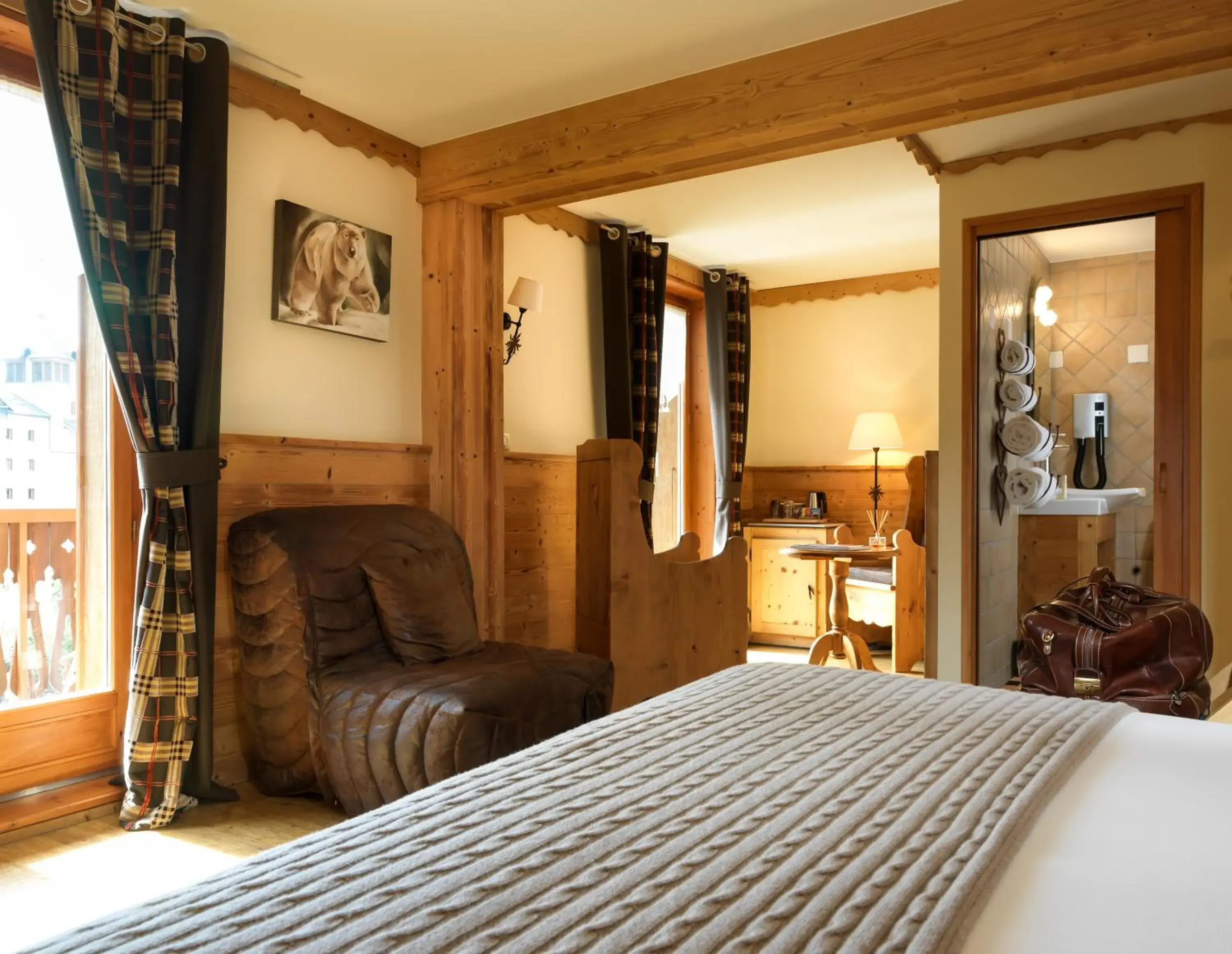 Photo of the whole room, Bed in Auberge du Manoir