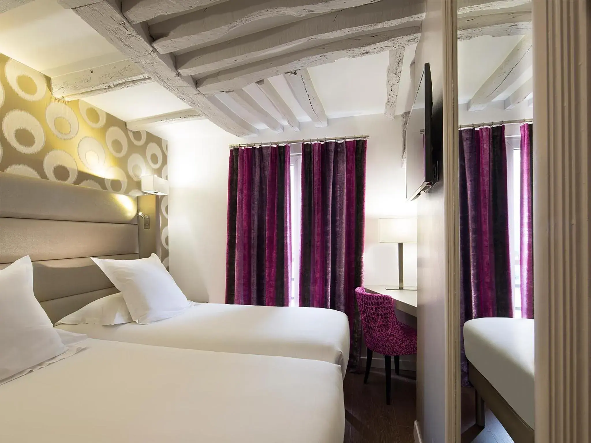 Photo of the whole room, Bed in Hôtel Jacques De Molay