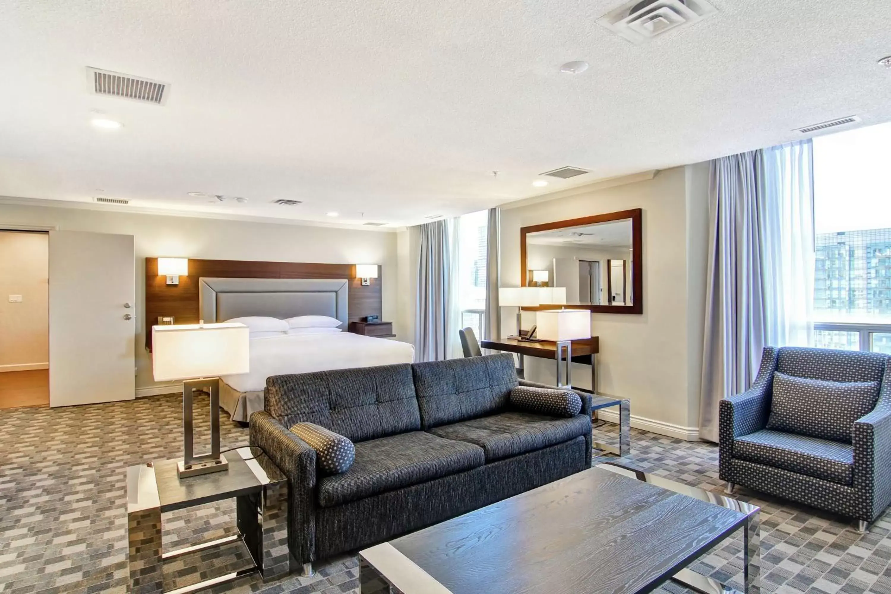 Bedroom, Seating Area in DoubleTree by Hilton Toronto Downtown