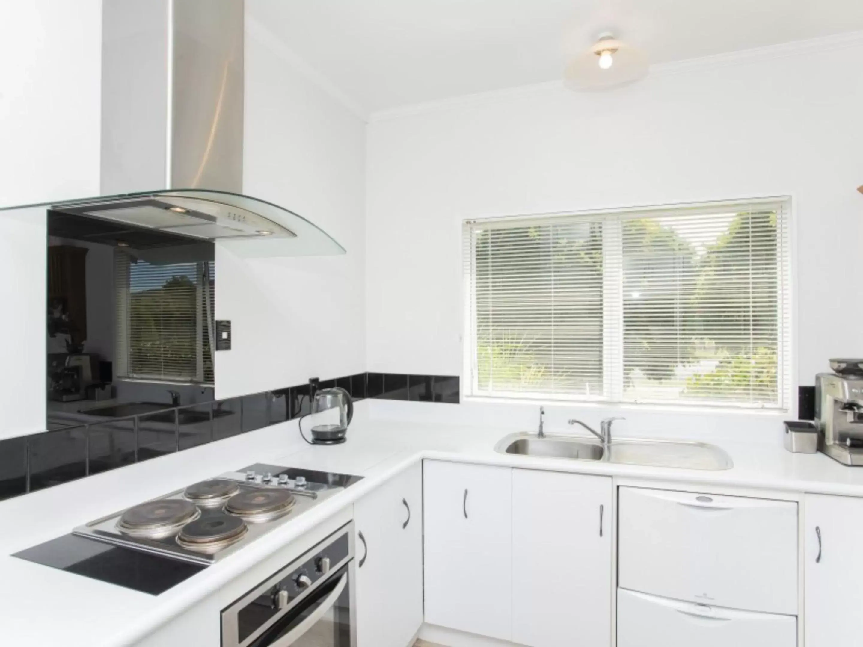 Kitchen or kitchenette, Kitchen/Kitchenette in Tudor Park Motel