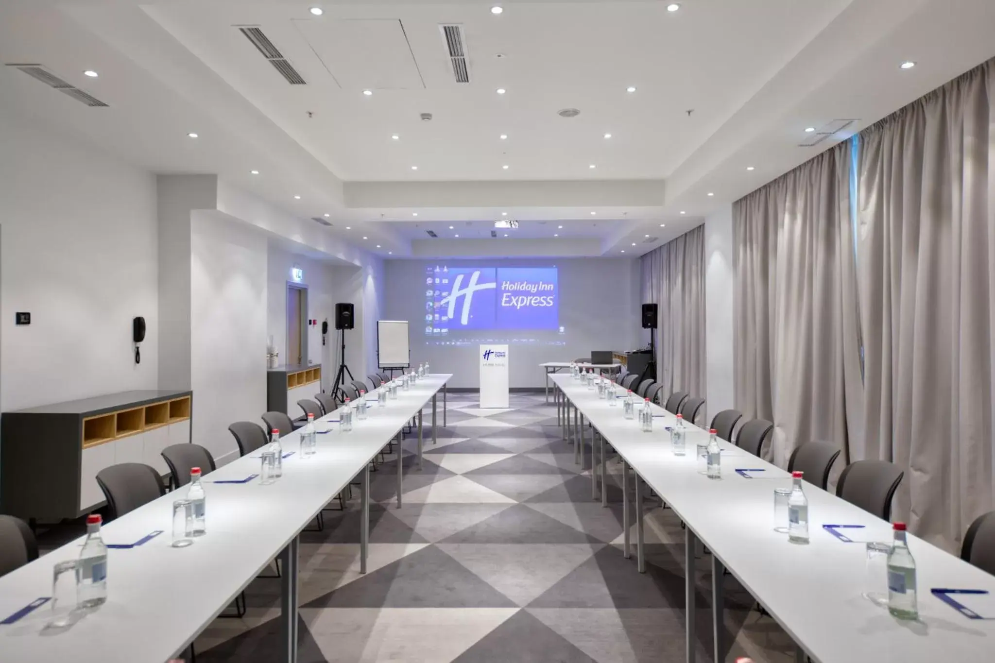 Meeting/conference room in Holiday Inn Express - Yerevan, an IHG Hotel