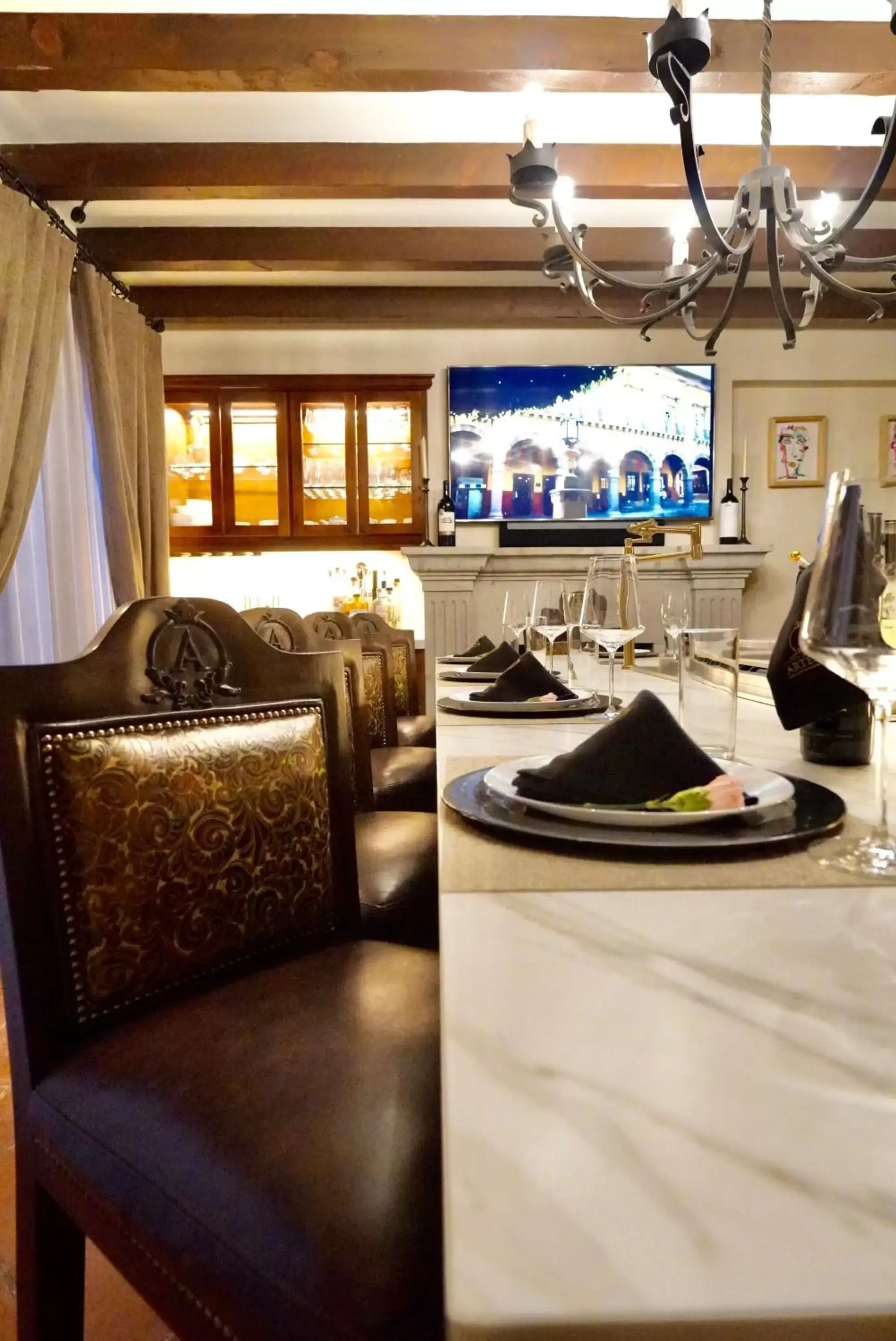 Restaurant/Places to Eat in Artesana Luxury Villa