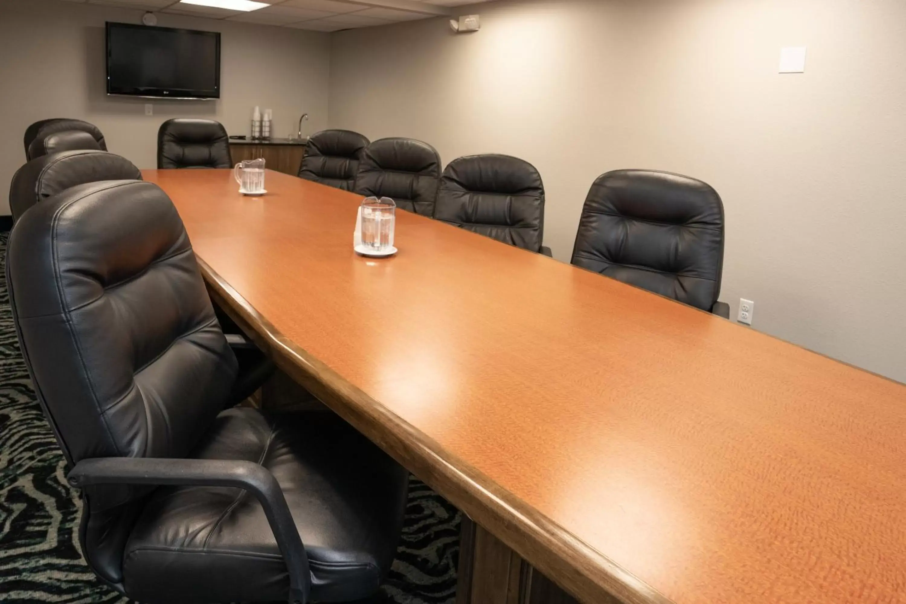 Meeting/conference room in Holiday Inn Kearney, an IHG Hotel