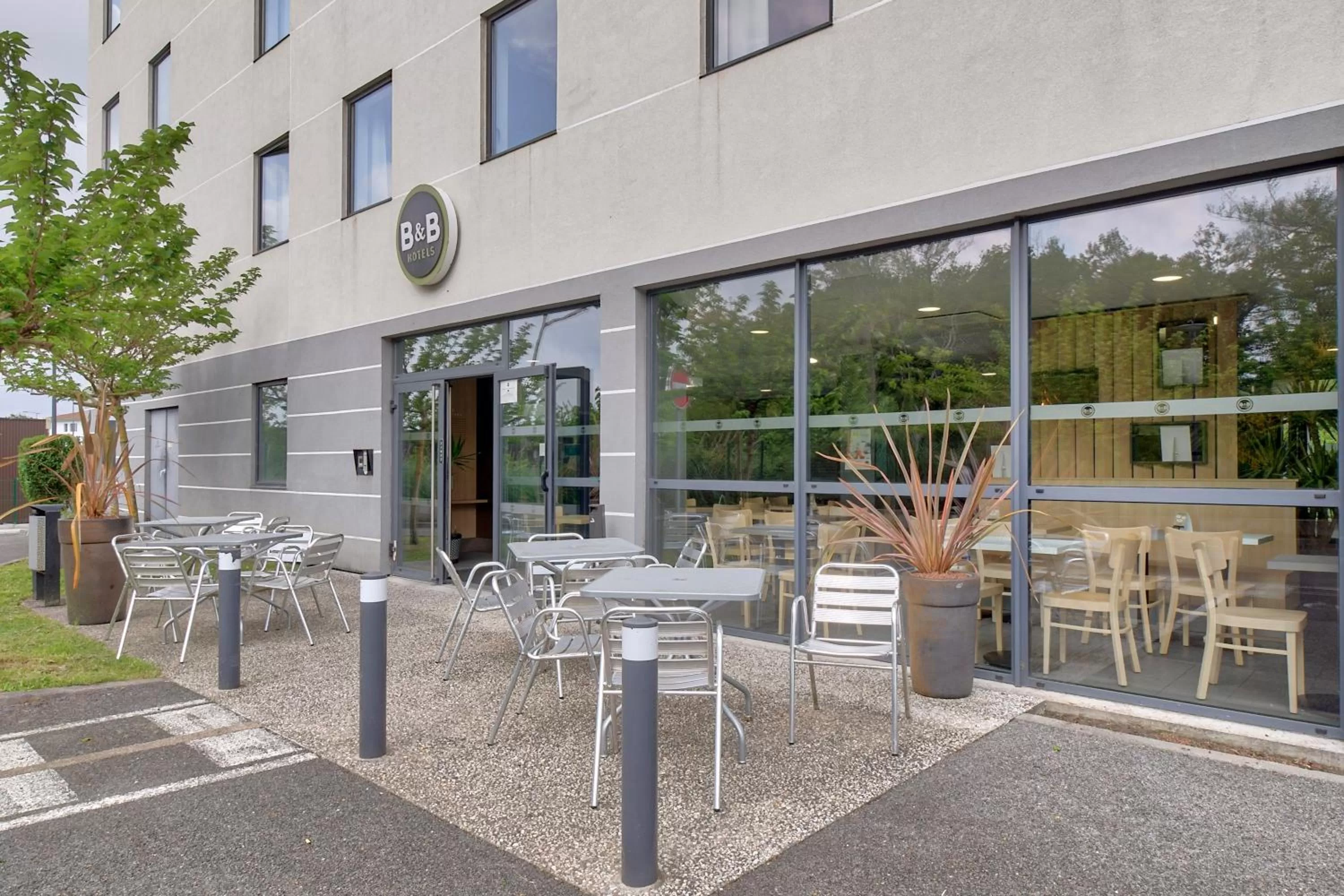 Patio in B&B HOTEL Bayonne Tarnos