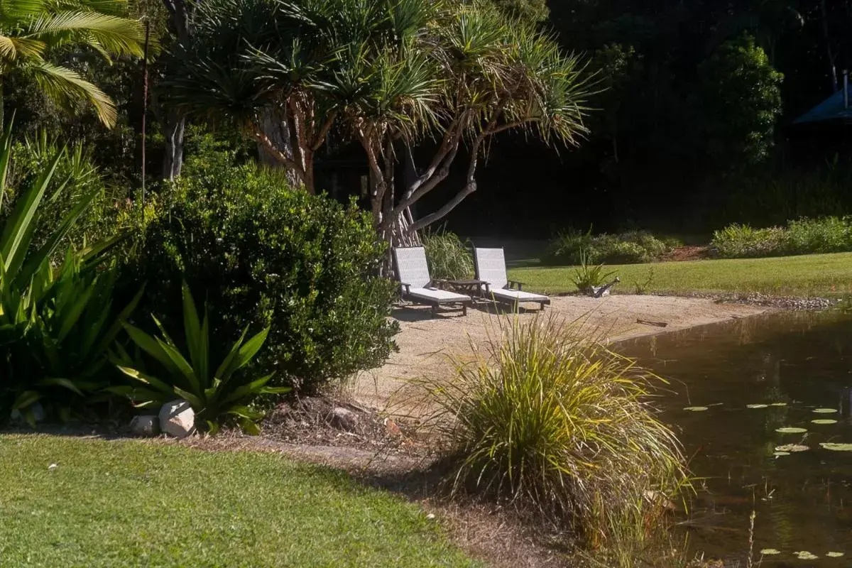 Garden in Lake Weyba Cottages Noosa